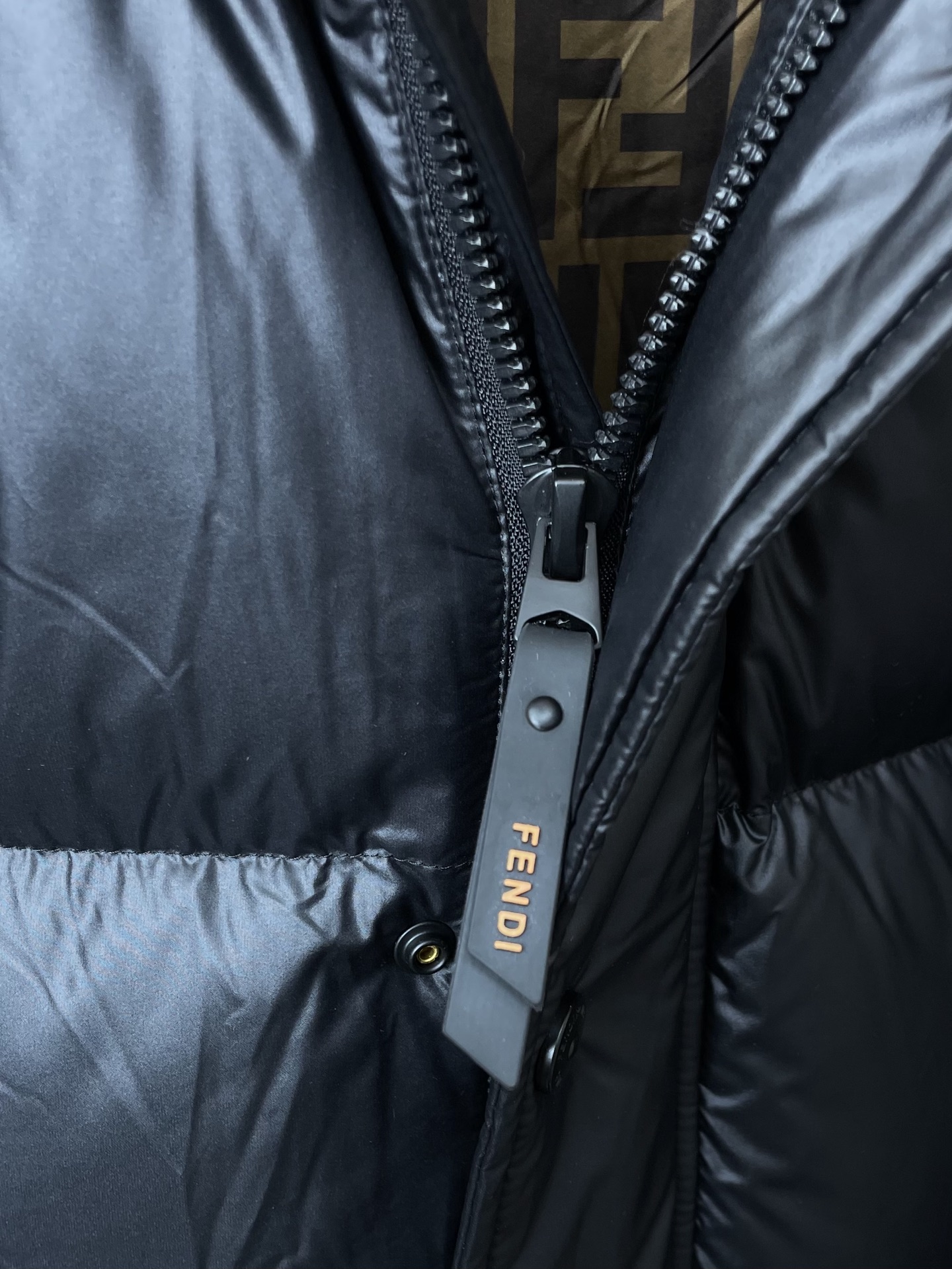 。羽绒服-FENDI芬迪💥砸锅卖铁都要上的新款！秋冬新款连帽羽绒服 贸易公司渠道稀出，降温天气必备的保暖