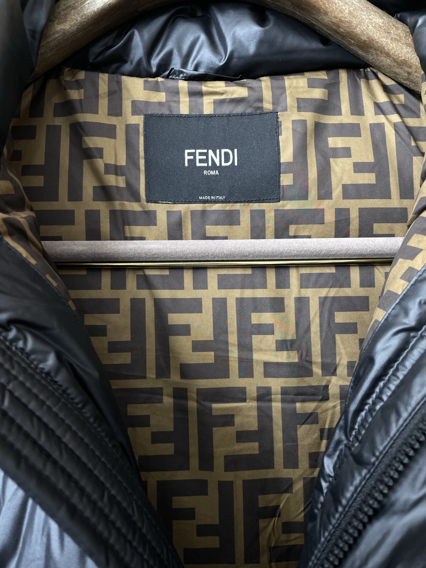 。羽绒服-FENDI芬迪💥砸锅卖铁都要上的新款！秋冬新款连帽羽绒服 贸易公司渠道稀出，降温天气必备的保暖