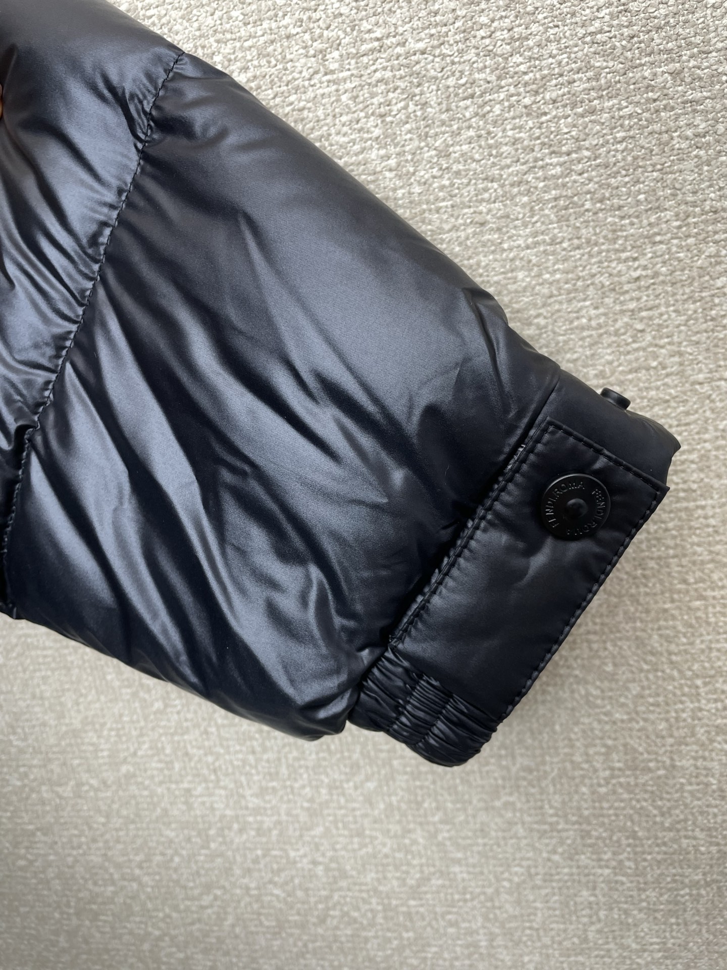 。羽绒服-FENDI芬迪💥砸锅卖铁都要上的新款！秋冬新款连帽羽绒服 贸易公司渠道稀出，降温天气必备的保暖