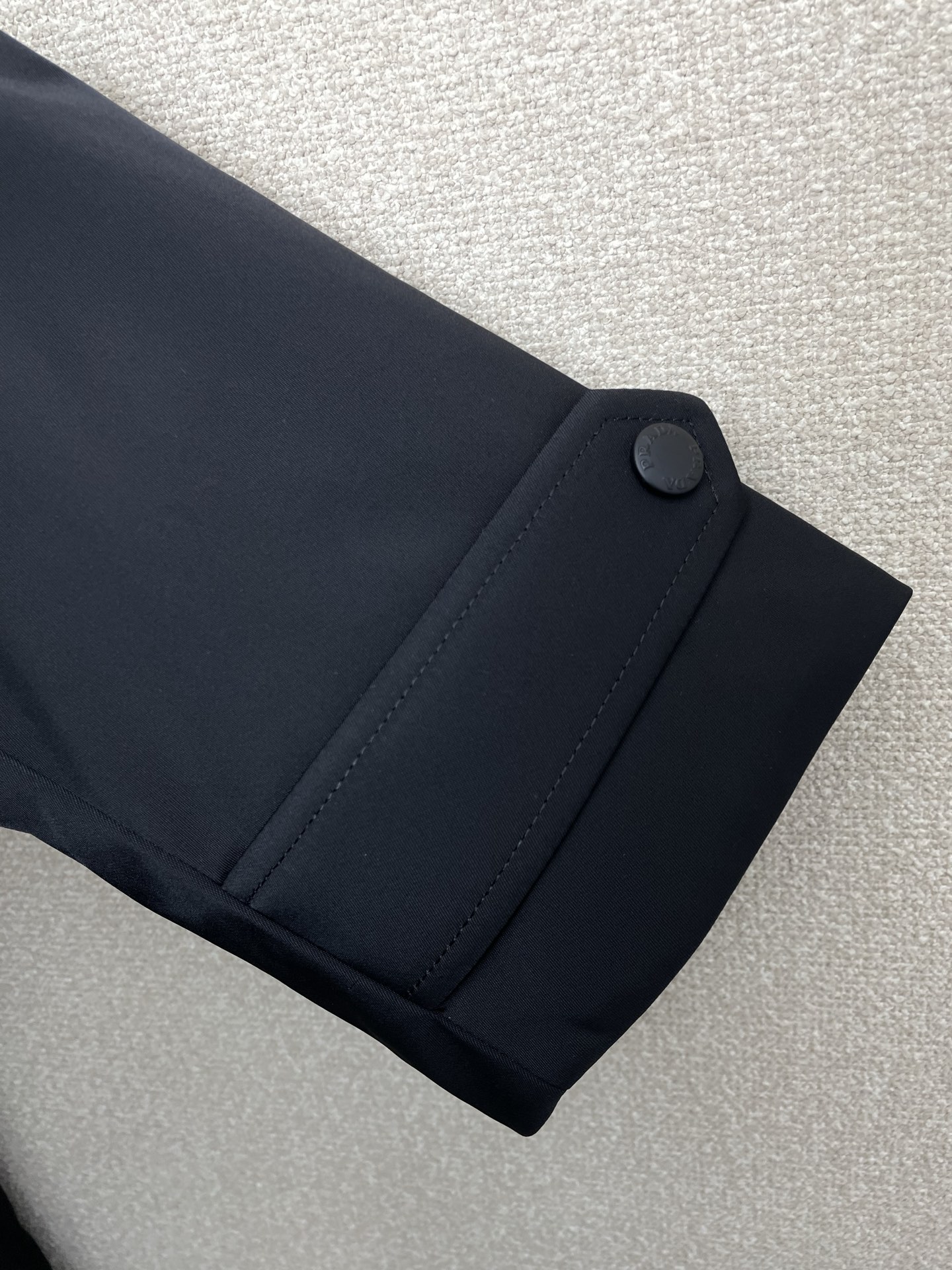 。羽绒服- Prada普拉达💥砸锅卖铁都要上的新款！秋冬新款连帽羽绒服 贸易公司渠道稀出，降温天气必备的