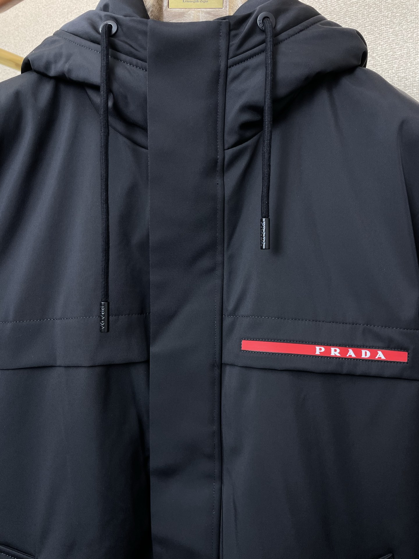 。羽绒服- Prada普拉达💥砸锅卖铁都要上的新款！秋冬新款连帽羽绒服 贸易公司渠道稀出，降温天气必备的