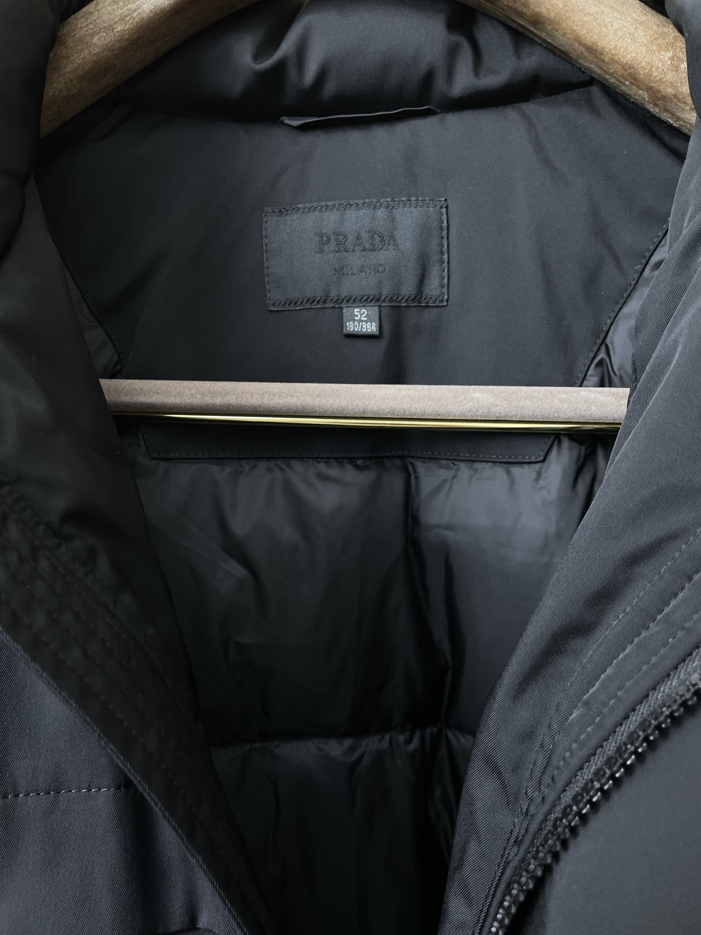 。羽绒服- Prada普拉达💥砸锅卖铁都要上的新款！秋冬新款连帽羽绒服 贸易公司渠道稀出，降温天气必备的