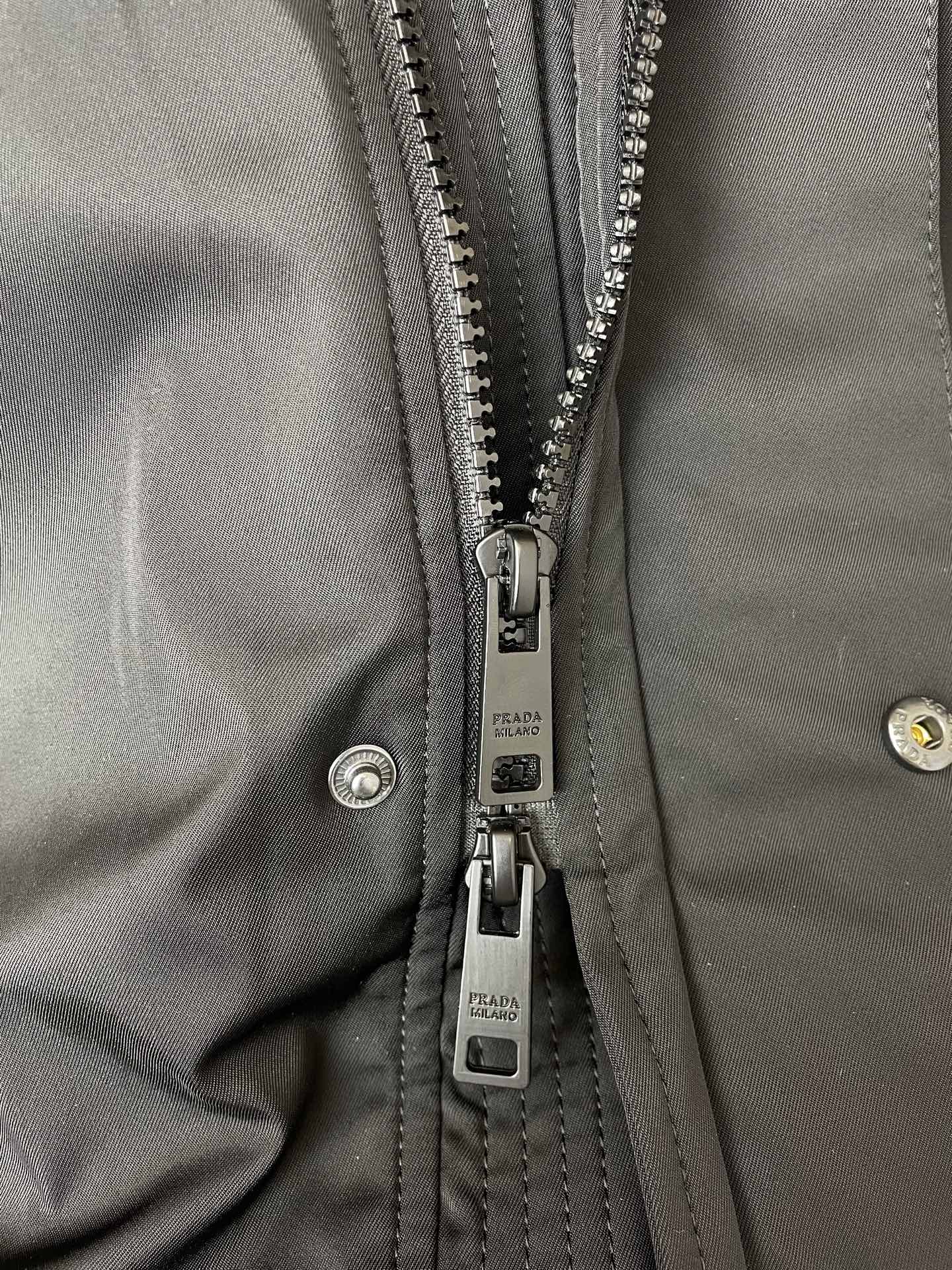 。羽绒服- Prada普拉达💥砸锅卖铁都要上的新款！秋冬新款连帽羽绒服 贸易公司渠道稀出，降温天气必备的