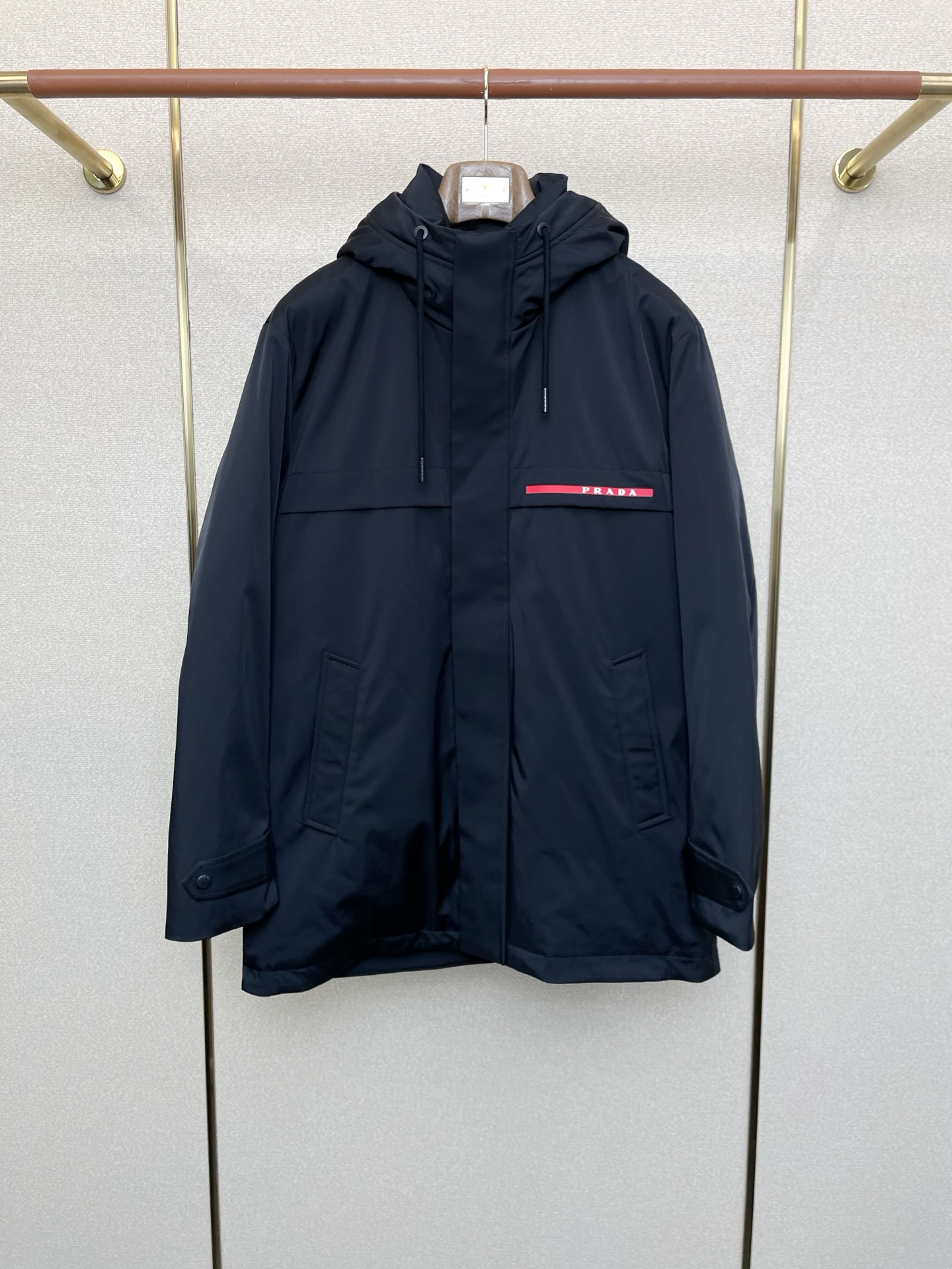 。羽绒服- Prada普拉达💥砸锅卖铁都要上的新款！秋冬新款连帽羽绒服 贸易公司渠道稀出，降温天气必备的