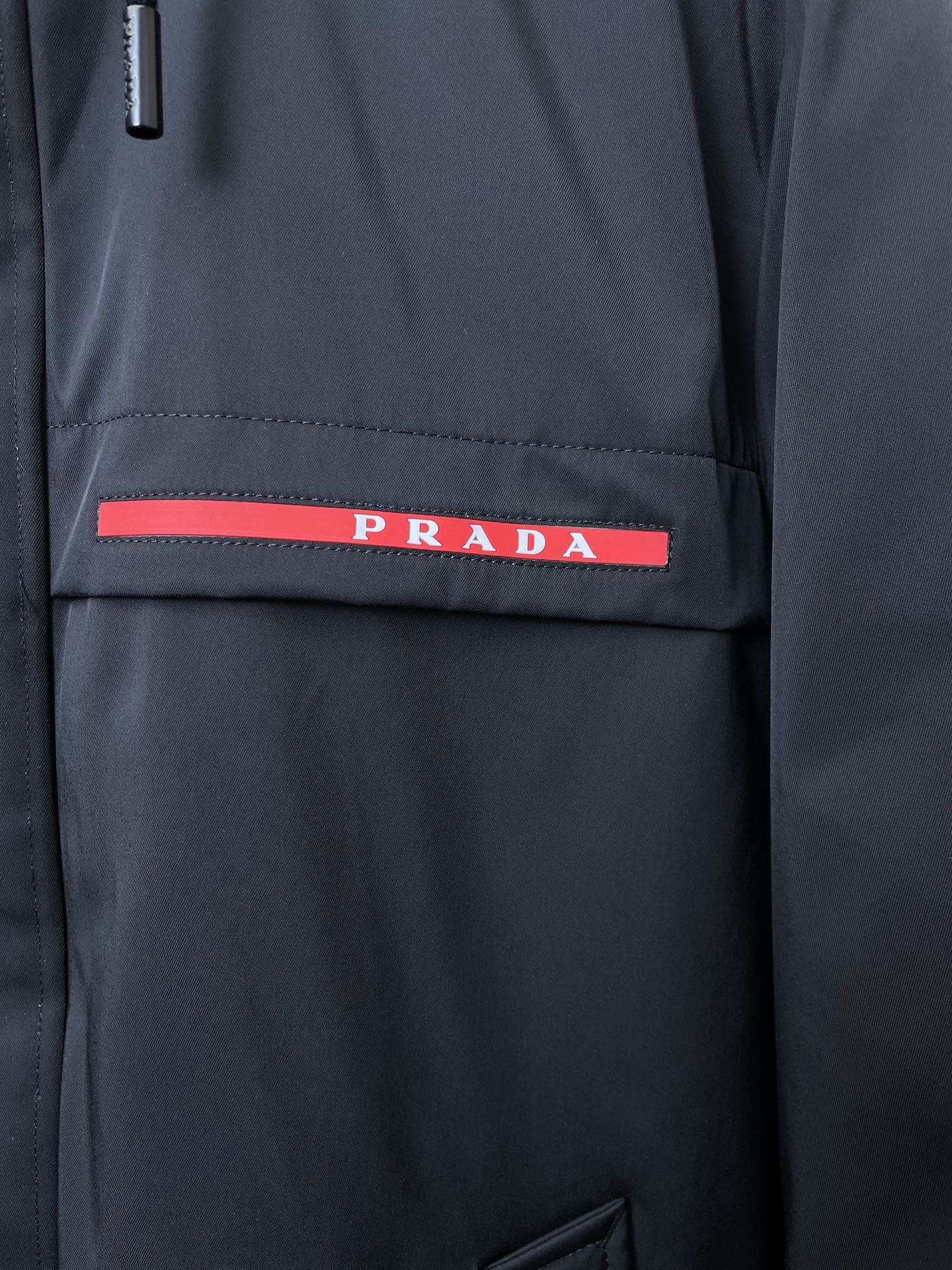 。羽绒服- Prada普拉达💥砸锅卖铁都要上的新款！秋冬新款连帽羽绒服 贸易公司渠道稀出，降温天气必备的