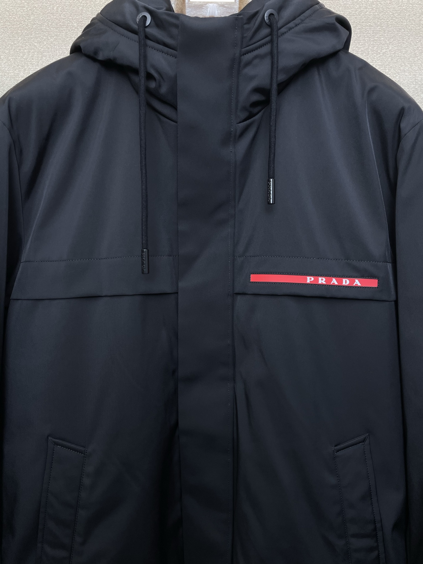 。羽绒服- Prada普拉达💥砸锅卖铁都要上的新款！秋冬新款连帽羽绒服 贸易公司渠道稀出，降温天气必备的