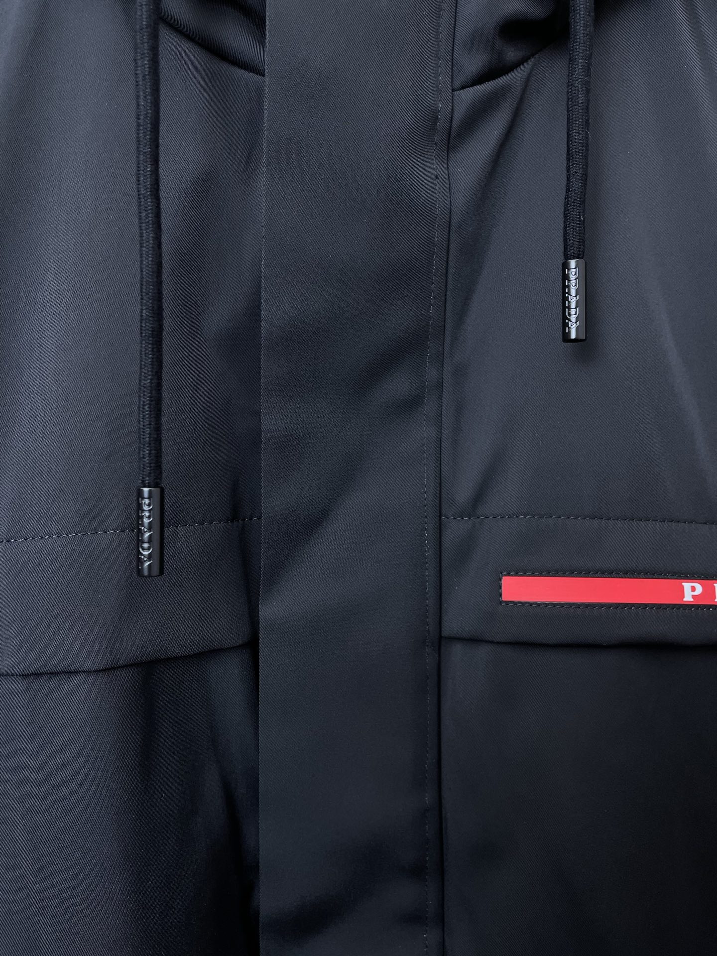 。羽绒服- Prada普拉达💥砸锅卖铁都要上的新款！秋冬新款连帽羽绒服 贸易公司渠道稀出，降温天气必备的