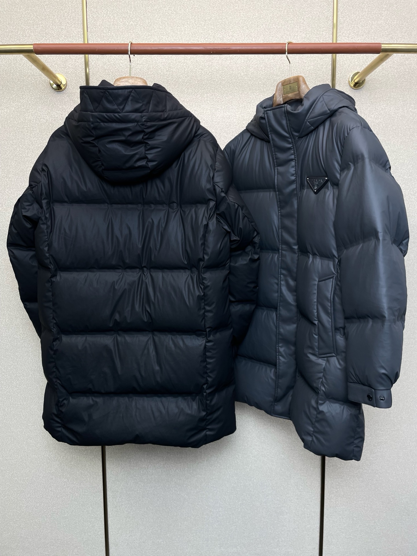 。羽绒服- Prada普拉达💥砸锅卖铁都要上的新款！秋冬新款连帽羽绒服 贸易公司渠道稀出，降温天气必备的
