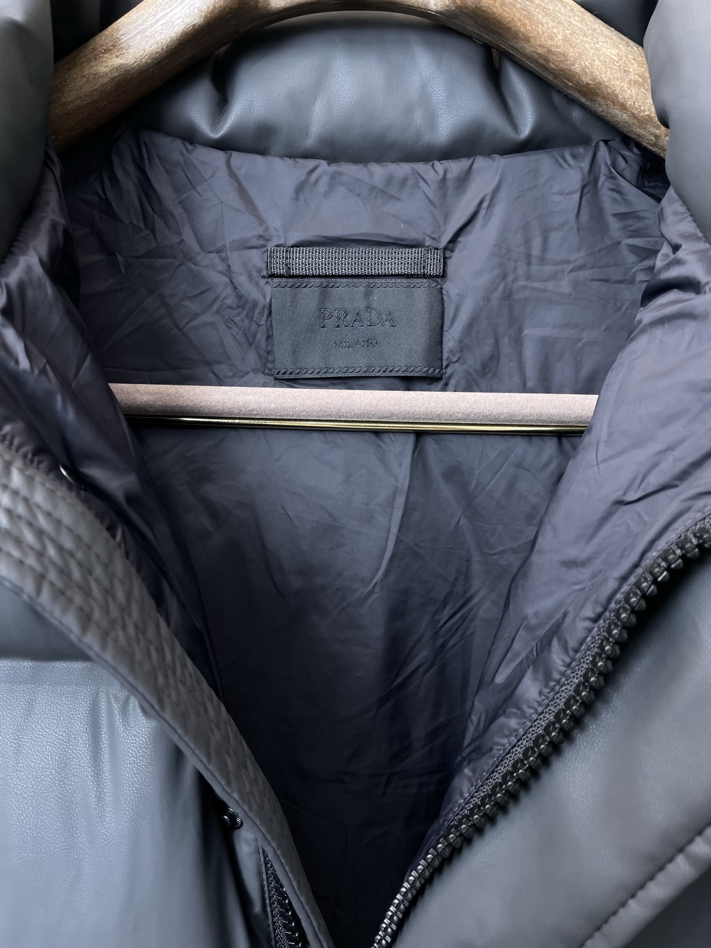 。羽绒服- Prada普拉达💥砸锅卖铁都要上的新款！秋冬新款连帽羽绒服 贸易公司渠道稀出，降温天气必备的