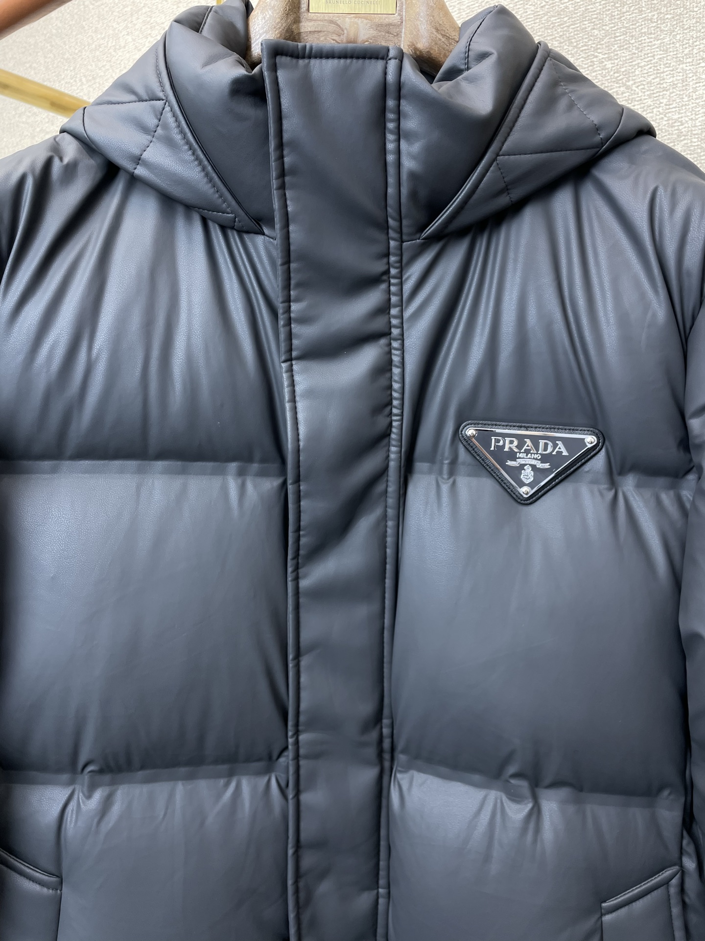 。羽绒服- Prada普拉达💥砸锅卖铁都要上的新款！秋冬新款连帽羽绒服 贸易公司渠道稀出，降温天气必备的
