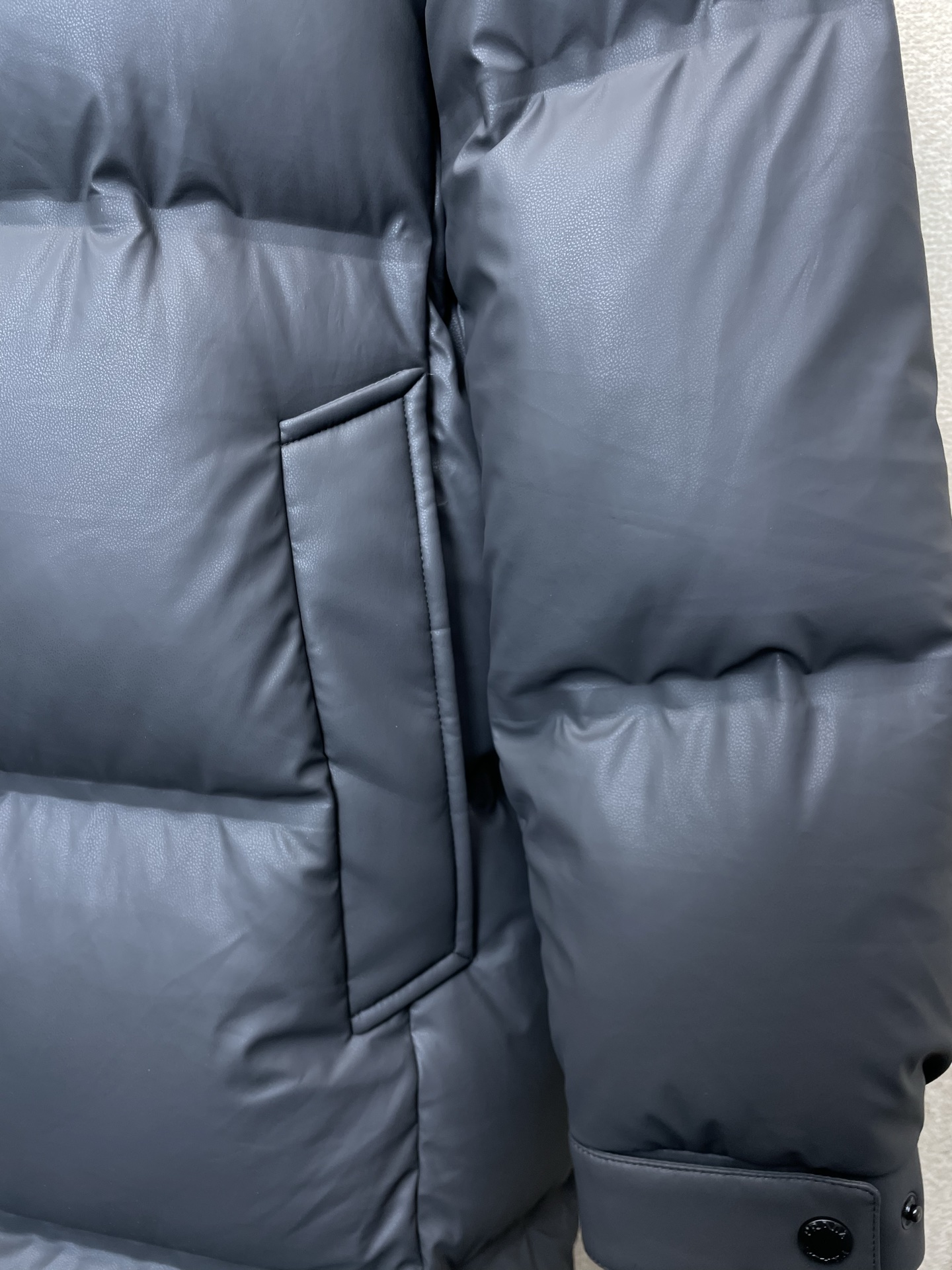 。羽绒服- Prada普拉达💥砸锅卖铁都要上的新款！秋冬新款连帽羽绒服 贸易公司渠道稀出，降温天气必备的