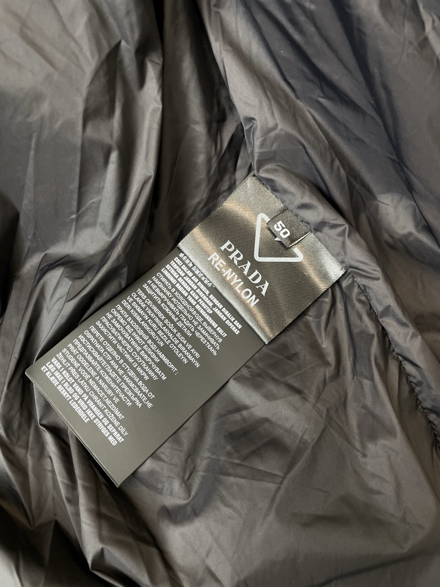 。羽绒服- Prada普拉达💥砸锅卖铁都要上的新款！秋冬新款连帽羽绒服 贸易公司渠道稀出，降温天气必备的