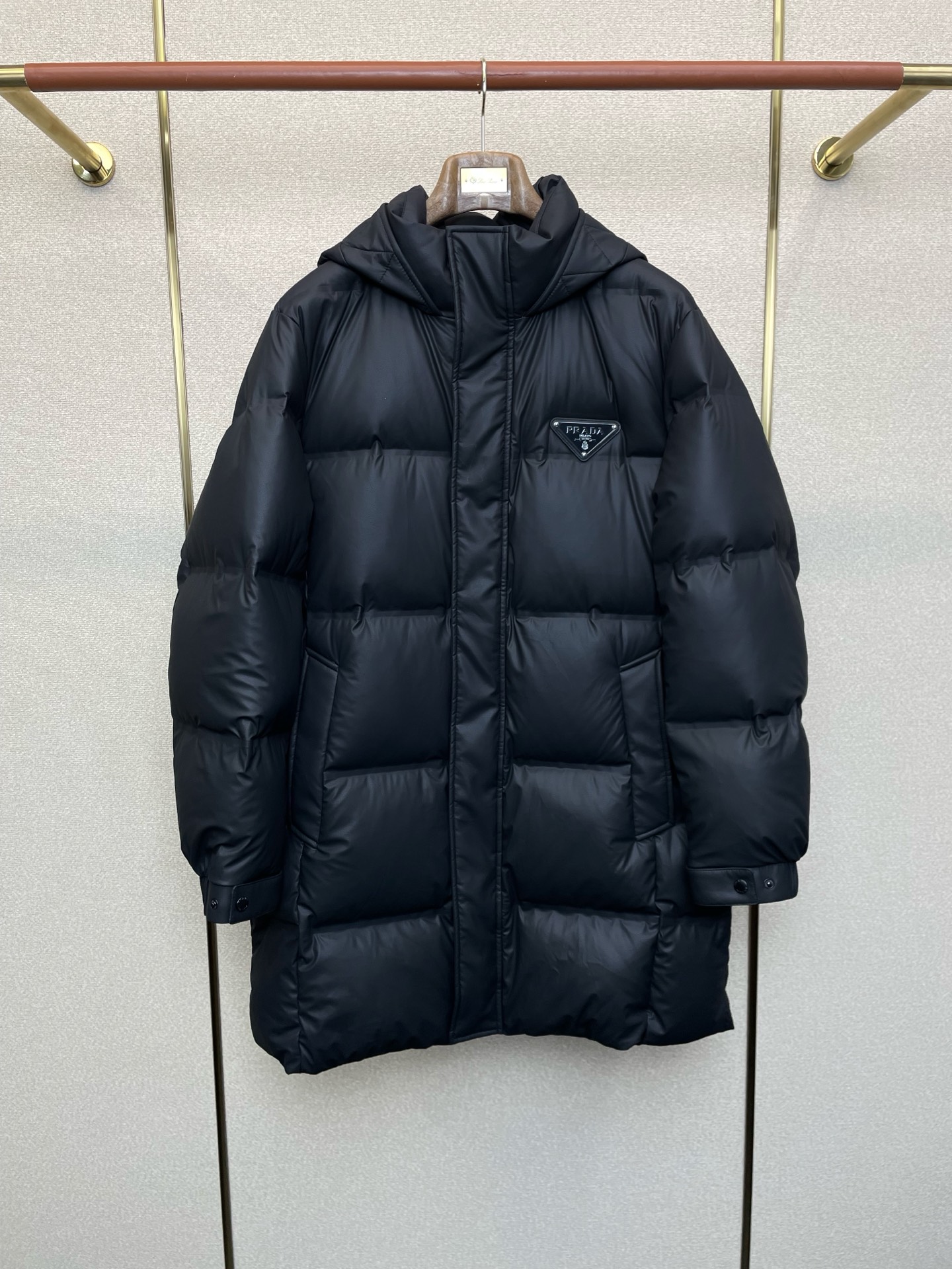 。羽绒服- Prada普拉达💥砸锅卖铁都要上的新款！秋冬新款连帽羽绒服 贸易公司渠道稀出，降温天气必备的