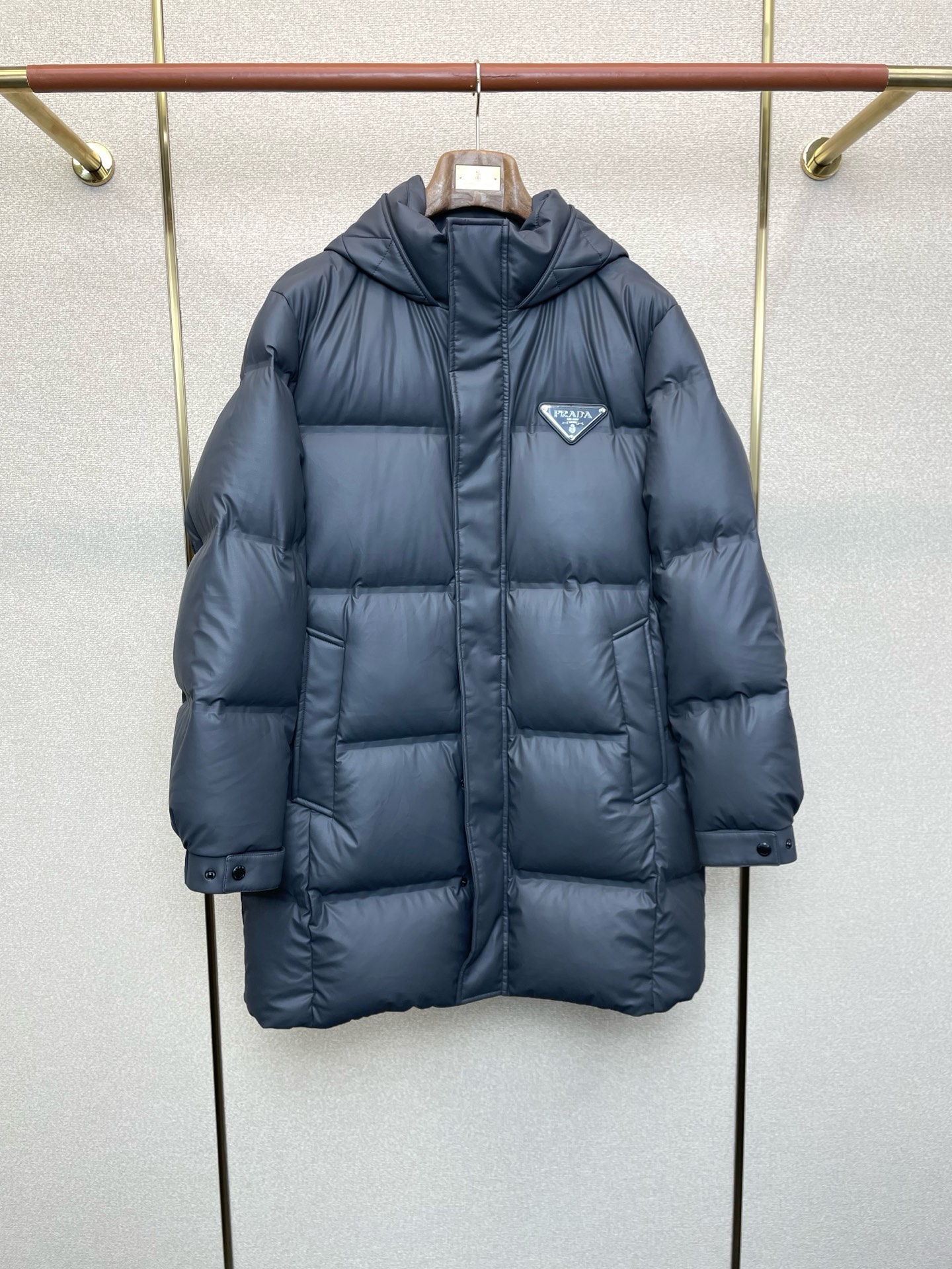 。羽绒服- Prada普拉达💥砸锅卖铁都要上的新款！秋冬新款连帽羽绒服 贸易公司渠道稀出，降温天气必备的