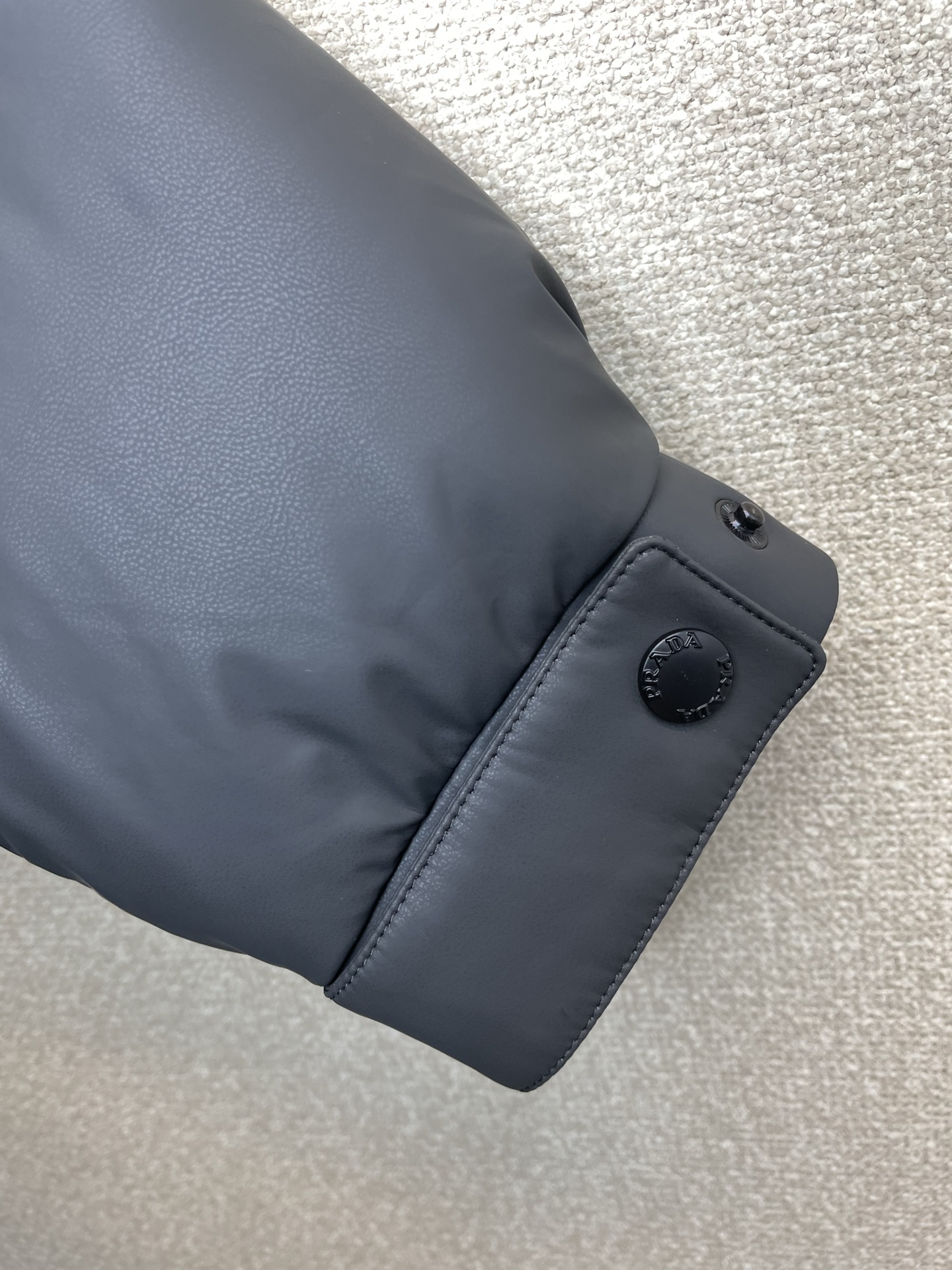 。羽绒服- Prada普拉达💥砸锅卖铁都要上的新款！秋冬新款连帽羽绒服 贸易公司渠道稀出，降温天气必备的