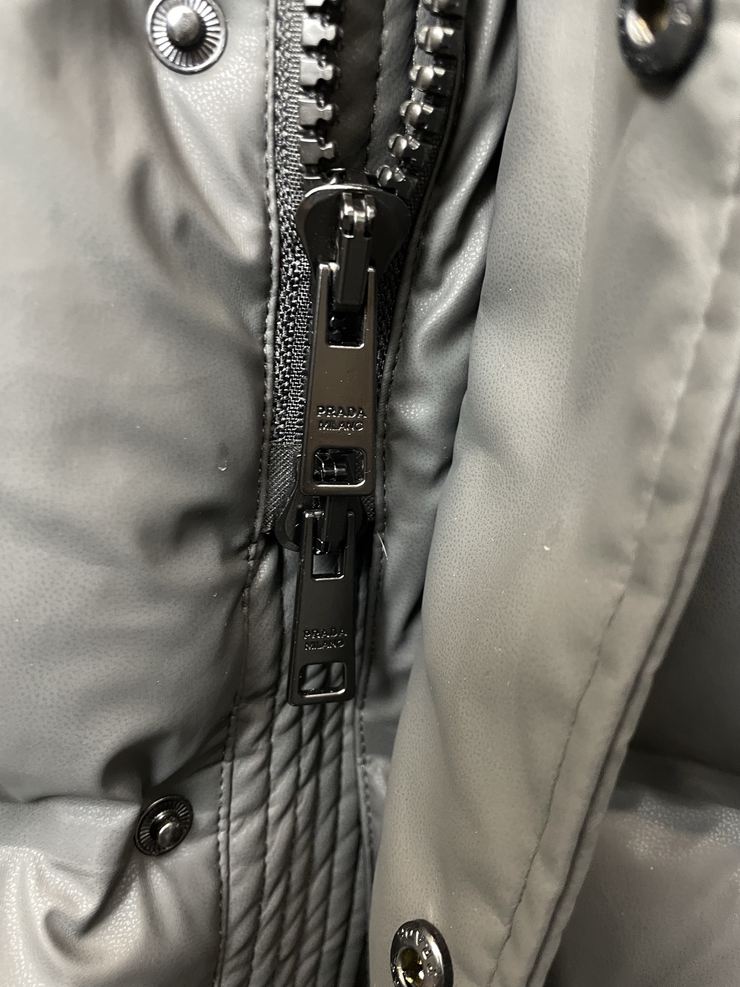 。羽绒服- Prada普拉达💥砸锅卖铁都要上的新款！秋冬新款连帽羽绒服 贸易公司渠道稀出，降温天气必备的