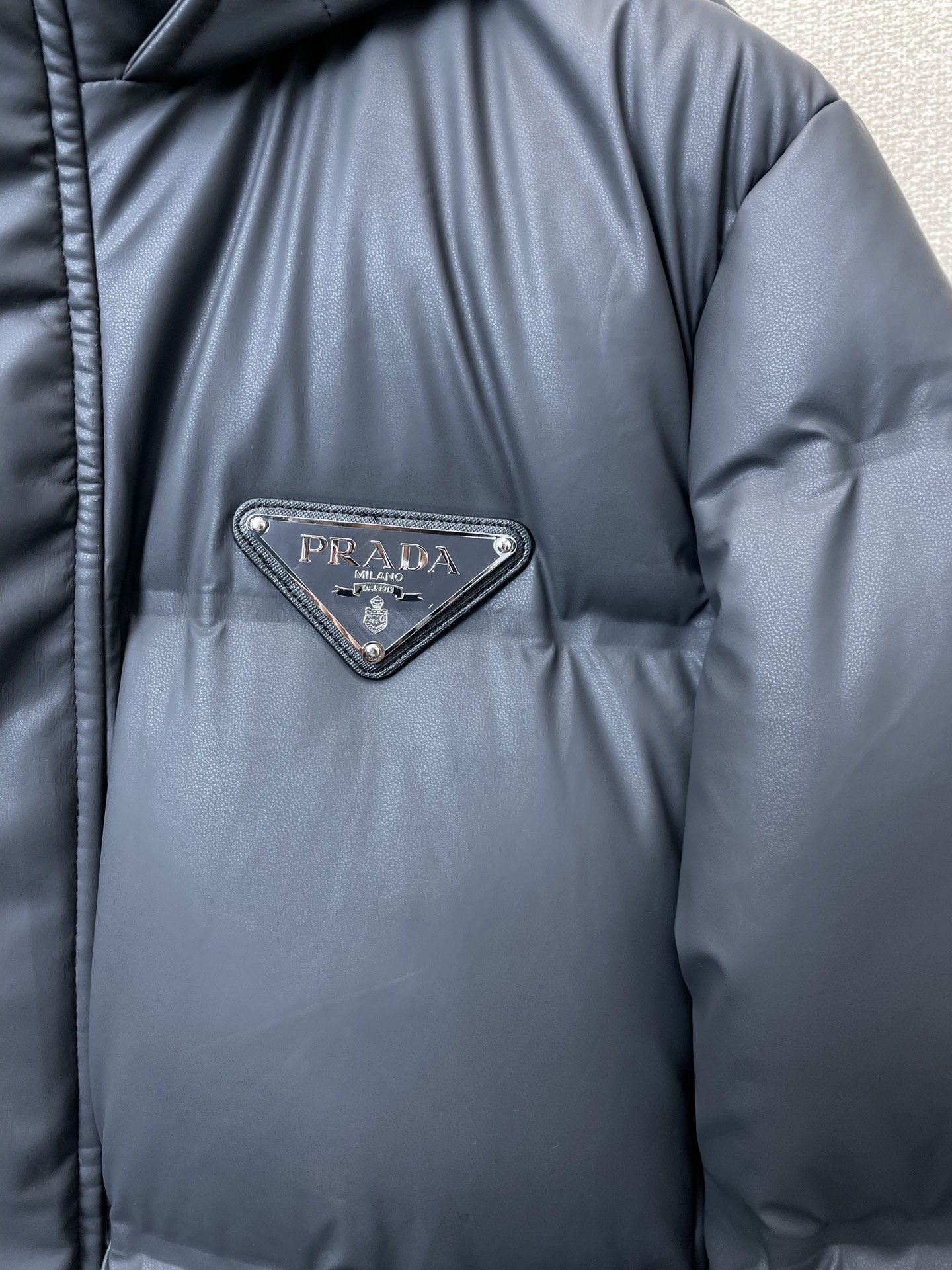 。羽绒服- Prada普拉达💥砸锅卖铁都要上的新款！秋冬新款连帽羽绒服 贸易公司渠道稀出，降温天气必备的
