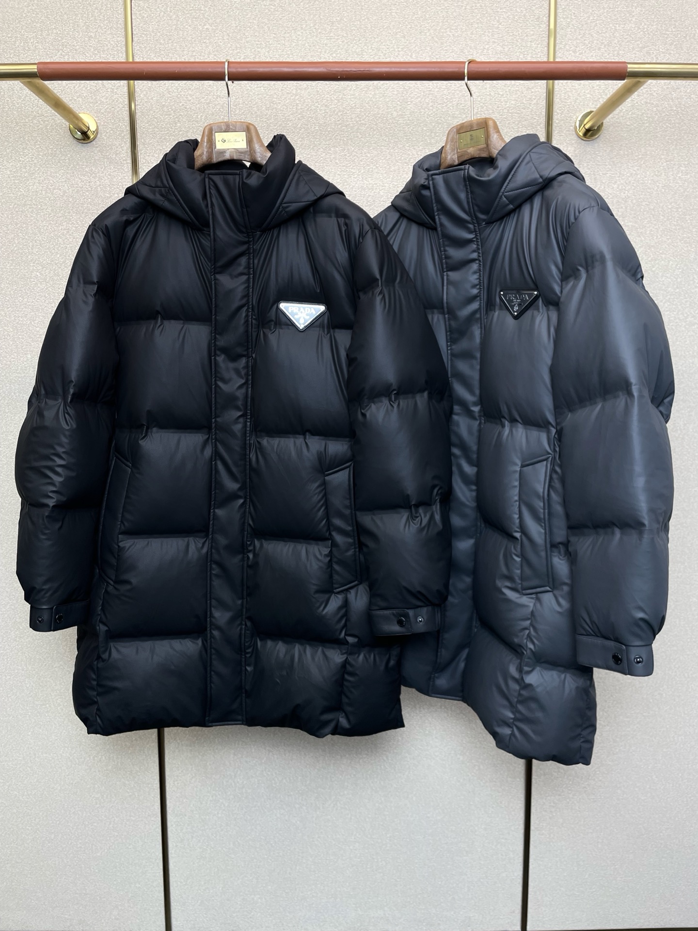 。羽绒服- Prada普拉达💥砸锅卖铁都要上的新款！秋冬新款连帽羽绒服 贸易公司渠道稀出，降温天气必备的