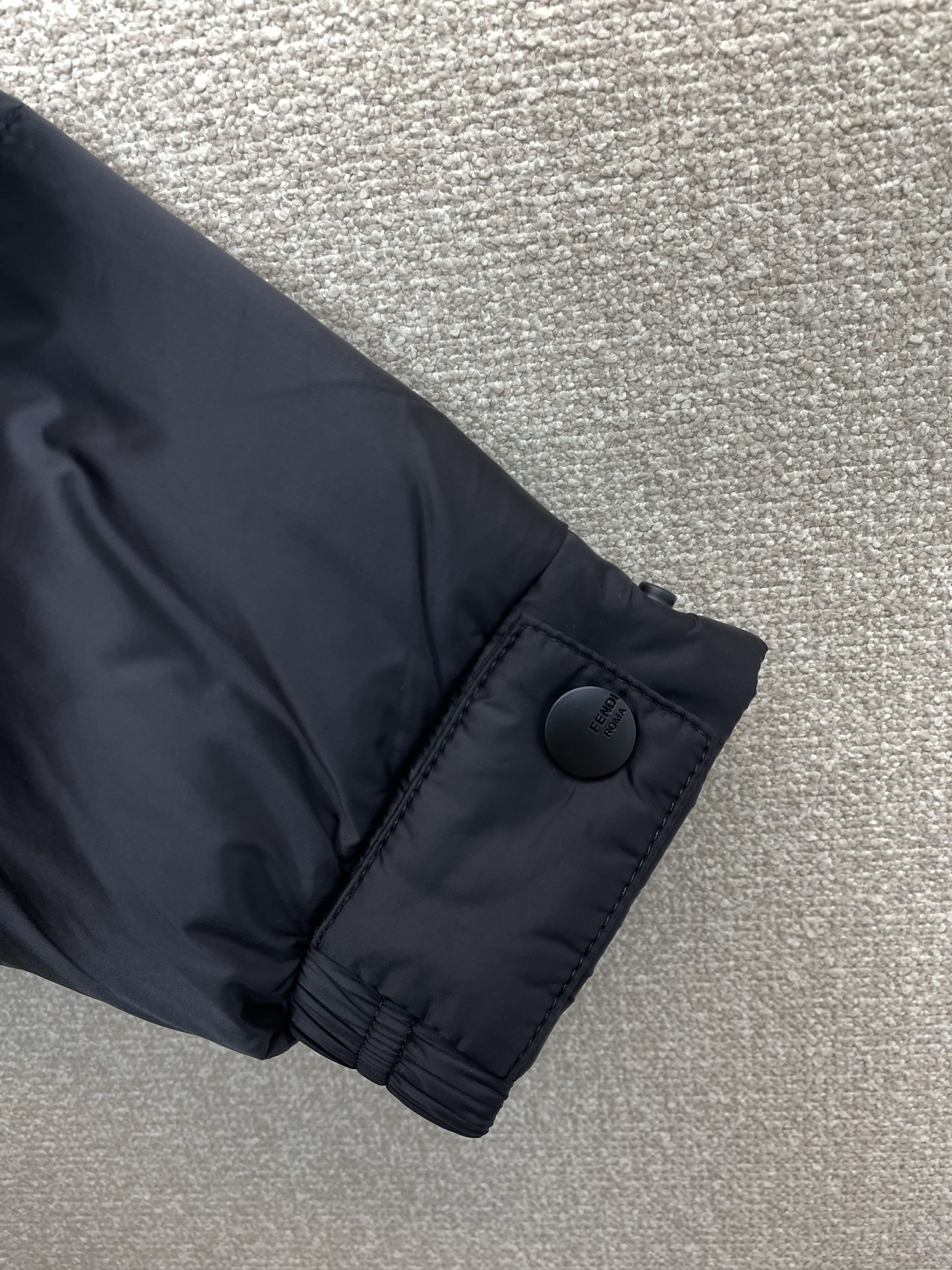 。羽绒服- FENDI芬迪💥砸锅卖铁都要上的新款！秋冬新款连帽羽绒服 贸易公司渠道稀出，降温天气必备的保