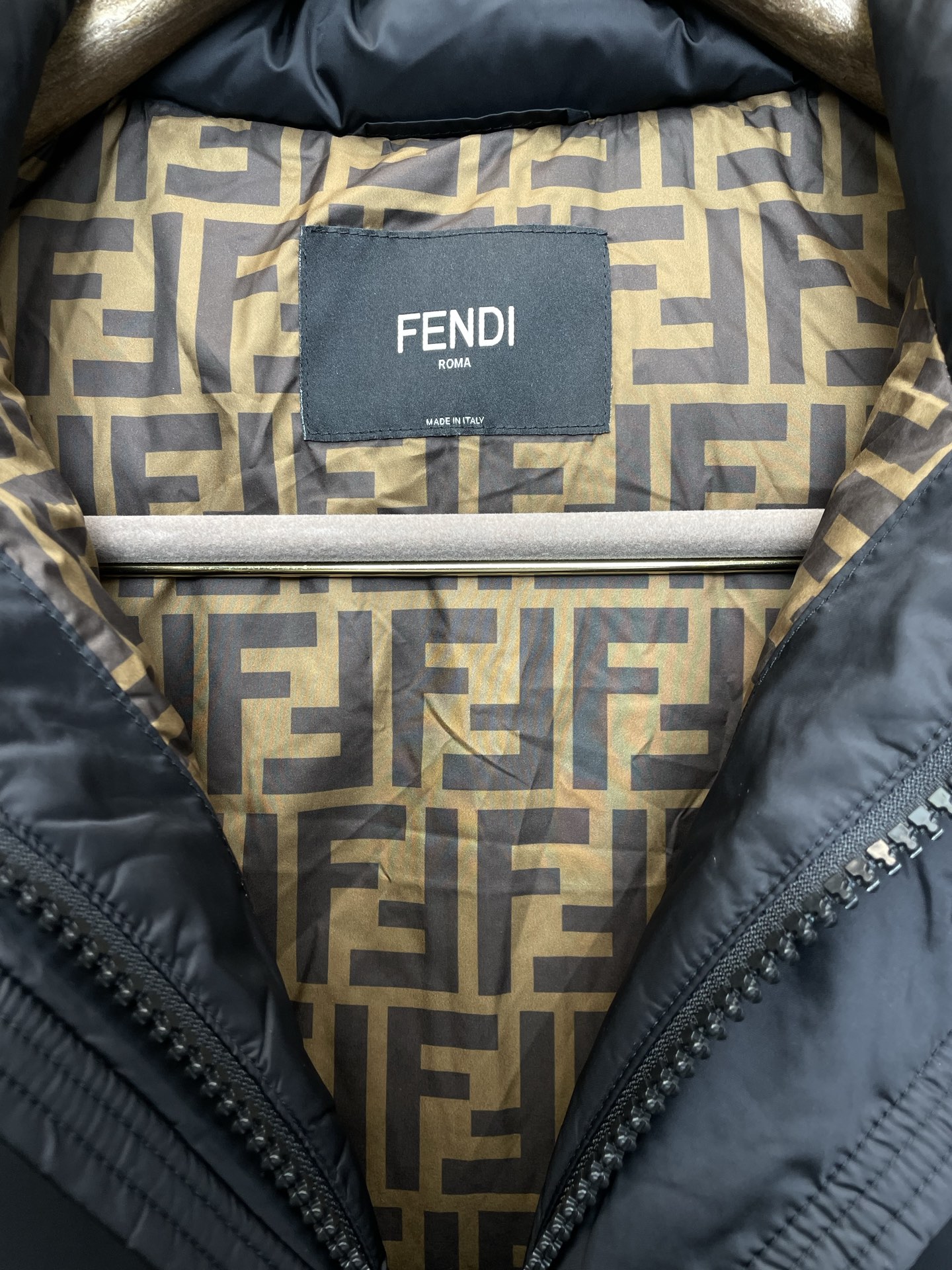 。羽绒服- FENDI芬迪💥砸锅卖铁都要上的新款！秋冬新款连帽羽绒服 贸易公司渠道稀出，降温天气必备的保