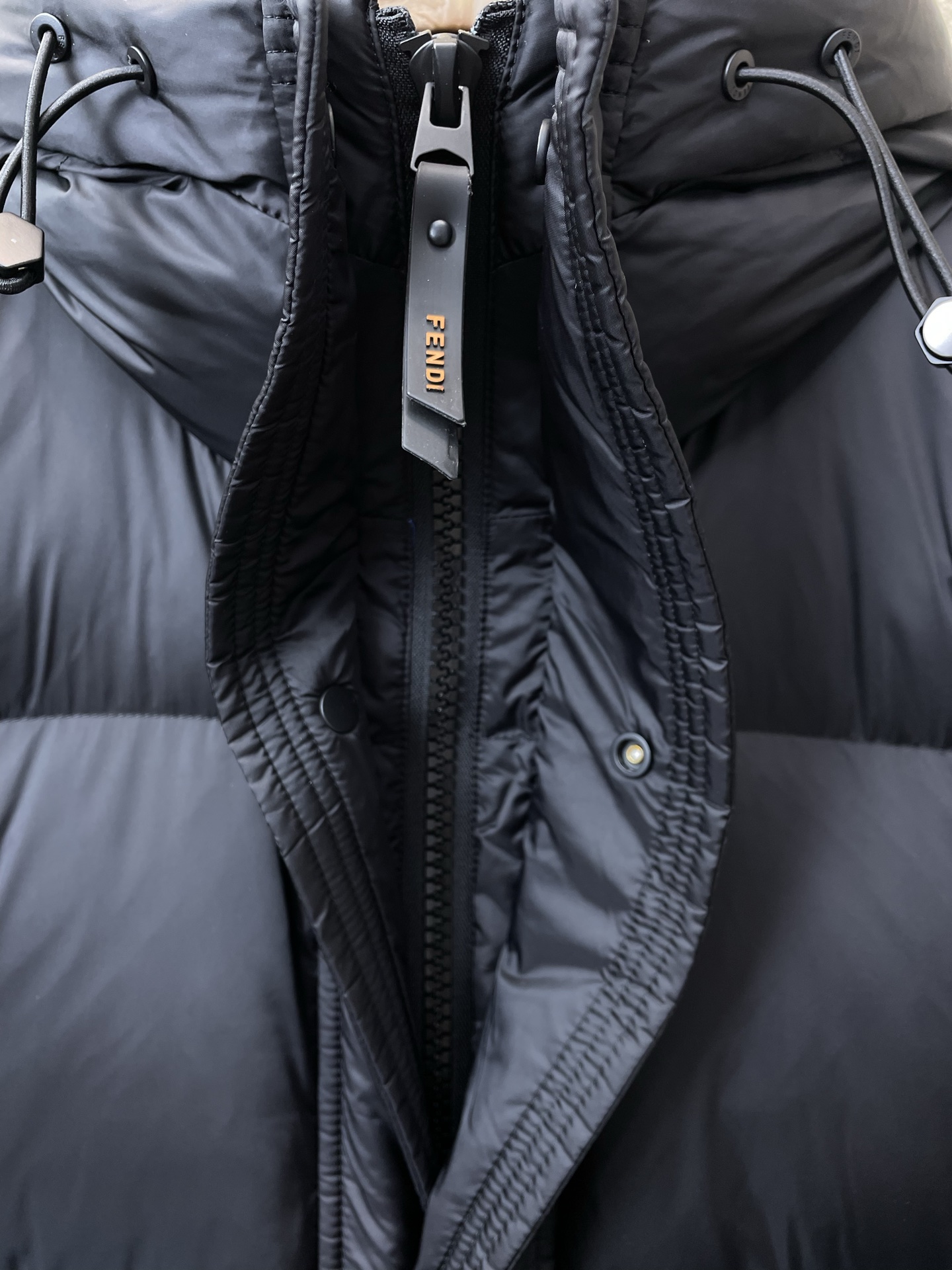 。羽绒服- FENDI芬迪💥砸锅卖铁都要上的新款！秋冬新款连帽羽绒服 贸易公司渠道稀出，降温天气必备的保