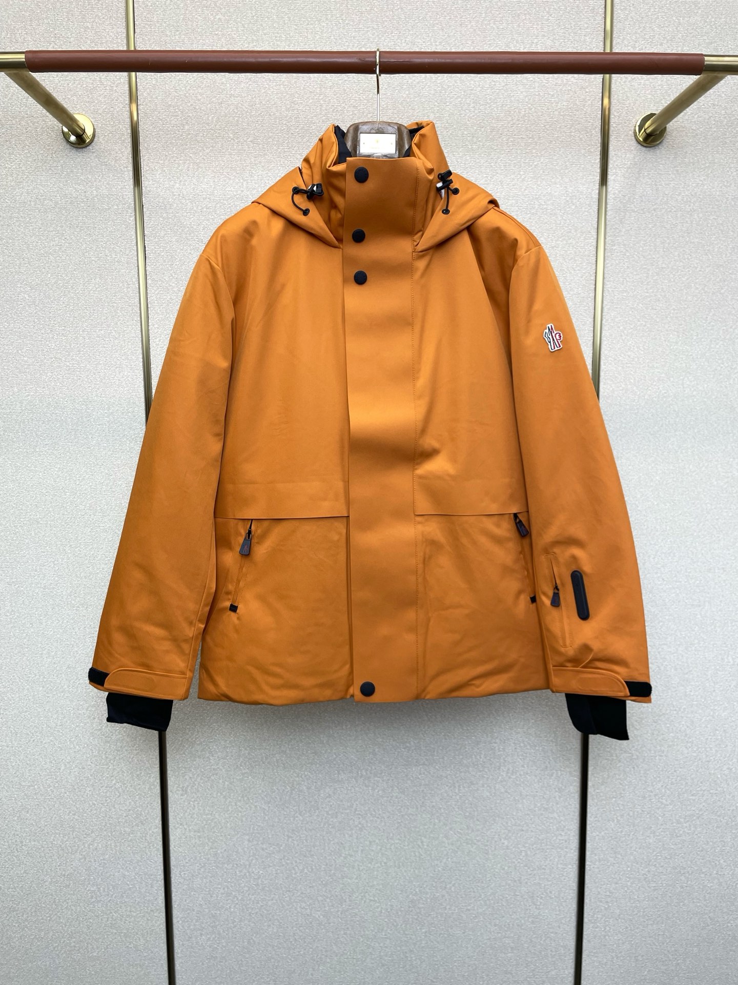 NO:611840,.Down Jacket-Moncler’s new style that everyone must buy!  The new autumn and winter down jacket is rarely available in trading company channels. It is a must-have warm item for cooling weather. It can be worn for daily life or outdoor sports. It is wear-resistant, scratch-resistant and easy to care for. The inside is filled with 90 European standard high-quality white goose down. It is paired with large square quilting technology to create a fluffy and full overall effect. It also has a strong thermal insulation effect, so that you are not afraid of the cold outdoor weather in autumn and winter! Size M-3XL, Moncler, down  jacket,alexander wang19860909.羽绒服-Moncler蒙口砸锅卖铁都要上的新款！秋冬新款羽绒服 贸易公司渠道稀出,降温天气必备的保暖单品.不论是日常还是户外运动都能穿.耐磨防刮易打理,内里配置90欧标优质白鹅绒埴充,在搭配大方格绗缝工艺,打造蓬松饱满的整体效果,兼顾强悍的保暖锁温效果,让你无惧秋冬季寒冷的户外天气! 尺码M-3XL,,Moncler,down jacket,alexander wang,Men's clothing