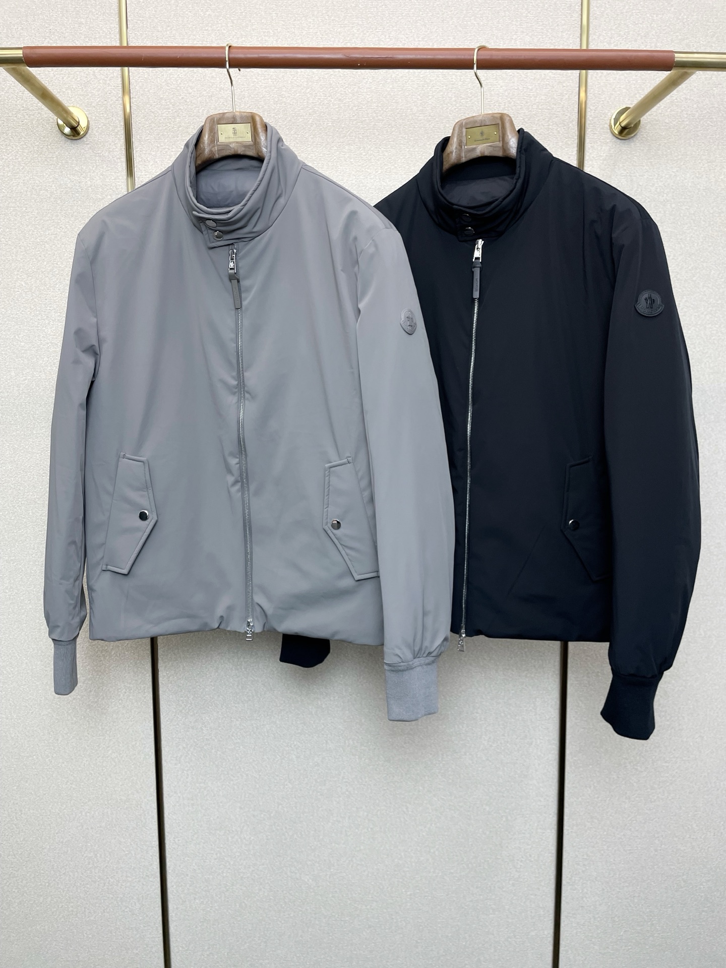 NO:611830,.Down Jacket-Moncler’s new style that everyone must buy!  The new autumn and winter down jacket is rarely available in trading company channels. It is a must-have warm item for cooling weather. It can be worn for daily life or outdoor sports. It is wear-resistant, scratch-resistant and easy to care for. The inside is filled with 90 European standard high-quality white goose down. It is paired with large square quilting technology to create a fluffy and full overall effect. It also has a strong thermal insulation effect, so that you are not afraid of the cold outdoor weather in autumn and winter! Size M-3XL, Moncler, down  jacket,alexander wang19860909.羽绒服-Moncler蒙口砸锅卖铁都要上的新款！秋冬新款羽绒服 贸易公司渠道稀出,降温天气必备的保暖单品.不论是日常还是户外运动都能穿.耐磨防刮易打理,内里配置90欧标优质白鹅绒埴充,在搭配大方格绗缝工艺,打造蓬松饱满的整体效果,兼顾强悍的保暖锁温效果,让你无惧秋冬季寒冷的户外天气! 尺码M-3XL,,Moncler,down jacket,alexander wang,Men's clothing