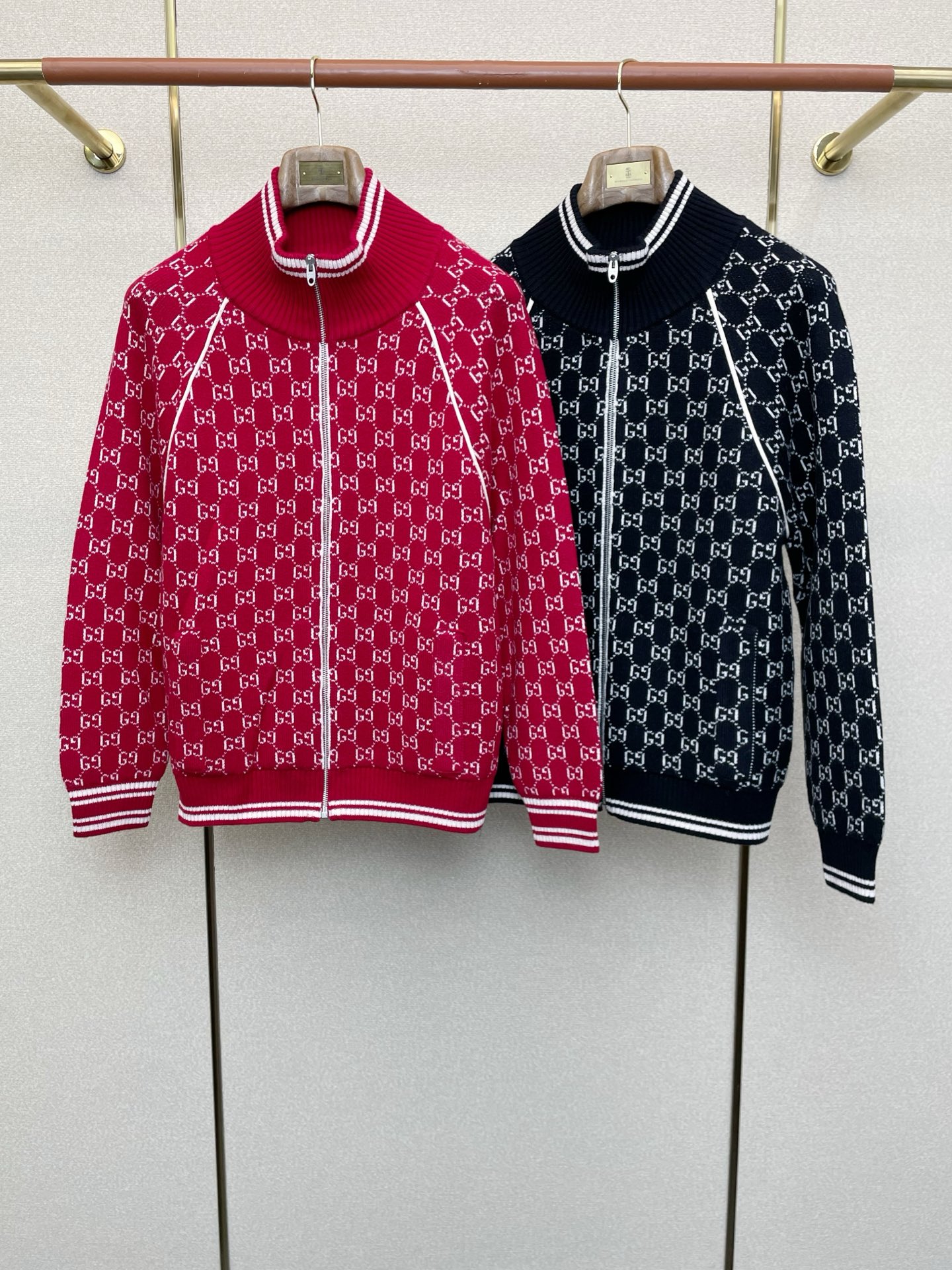 NO:611820,.Gucci Gucci’s new style is a must-have! The latest fashionable autumn and winter sweater jackets. Jackets with classic design and great looks. The quality is impeccable and you can buy it directly due to quality control. It is a high-end product that cannot be faulted! You can feel its powerful aura through the detailed pictures. It has a remarkable effect of gathering heat and keeping warm, so you don’t have to worry about getting a little chilly! Both fashionable and functional, the whole style looks more luxurious! Size M-3XL,,gucci,gucci,jackets & coats,sweaters,alexander wang19860909.Gucci古驰砸锅卖铁都要上的新款！最新时尚秋冬毛衣外套 经典设计感与颜值爆棚的外套,品质更是无法挑剔品控可以直接入手,不容过错的高端臻品！通过细节图片便可感受到它强悍的气场,聚温保暖效果显著,完全不用担心会有一点寒意！时尚与功能性兼备,整款显得更加的奢华大气！ 尺码M-3XL,,gucci,gucci,jackets & coats,sweaters,alexander wang,Men's clothing