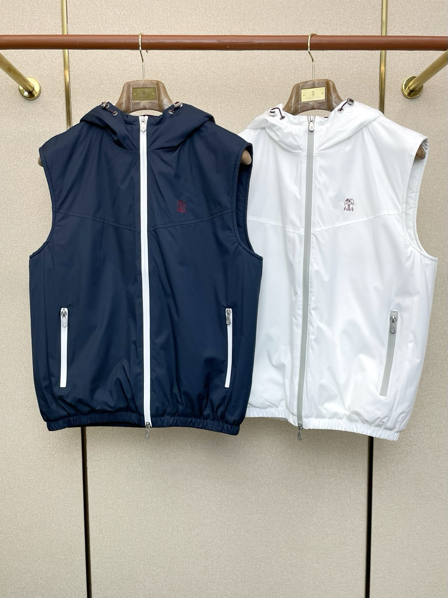 NO:611822,.BC-Brunello Cucinali Brunello Cucinelli’s new model is a must-have!  New original men's casual hooded vest, thin cotton vest, high-end customization, high-end version, fashionable and versatile imported fabrics, super soft and delicate to the touch, skin-friendly and comfortable to wear, high-end boutique, the upper body is exquisitely made by the factory, a must-have item for men, complete with three standards, code number 48-56,, brunello cucinelli, hats, alexander wang19860909.BC-Brunello Cucinali布鲁内洛·库奇内利砸锅卖铁都要上的新款！新款原单男士休闲连帽马甲 薄棉马甲 高端定制 高端版本 时尚百搭爆款进口面料 手感超柔软细腻 穿着亲肤舒适 高端精品 代工厂精细做上身非常赞 男士必备单品 三标齐全 码数48-56,,brunello cucinelli,hats,alexander wang,Men's clothing