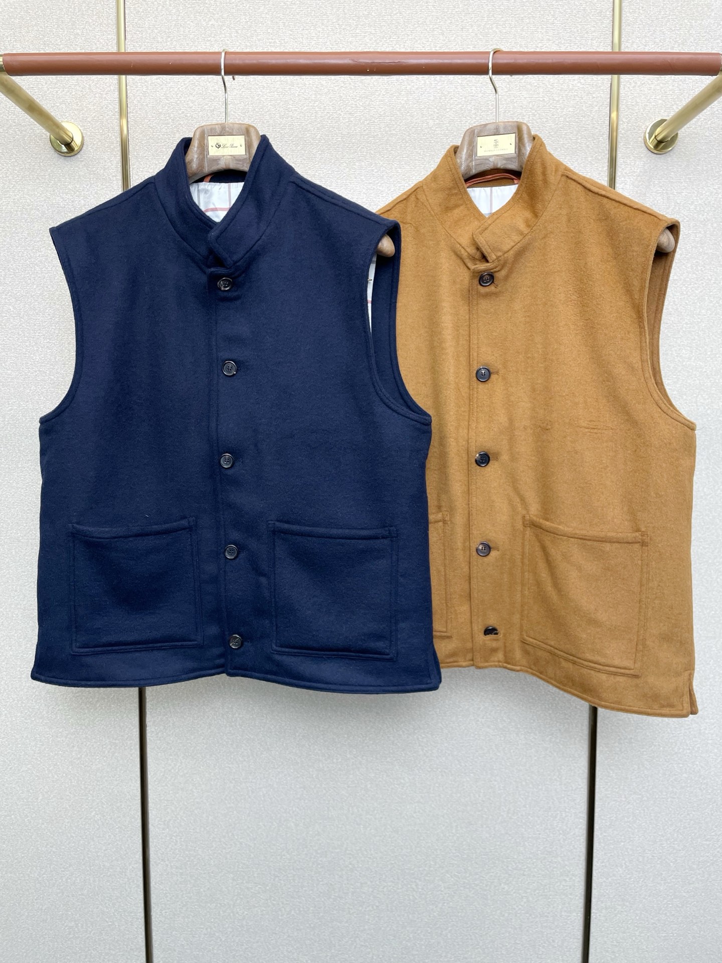 NO:611828,.LP-Loro Piana is a new style that everyone will buy!  New original men's casual cashmere vest, high-end customization, high-end version, fashionable and versatile imported fabrics, super soft and delicate to the touch, skin-friendly and comfortable to wear, high-end boutique, the upper body is exquisitely made by the factory, a must-have item for men, complete with three standards, code number 48-56,,loro piana,loro piana,alexander wang19860909.LP-Loro Piana诺悠翩雅砸锅卖铁都要上的新款！新款原单男士休闲羊绒马甲 高端定制 高端版本 时尚百搭爆款进口面料 手感超柔软细腻 穿着亲肤舒适 高端精品 代工厂精细做上身非常赞 男士必备单品 三标齐全 码数48-56,,loro piana,loro piana,alexander wang,Men's clothing