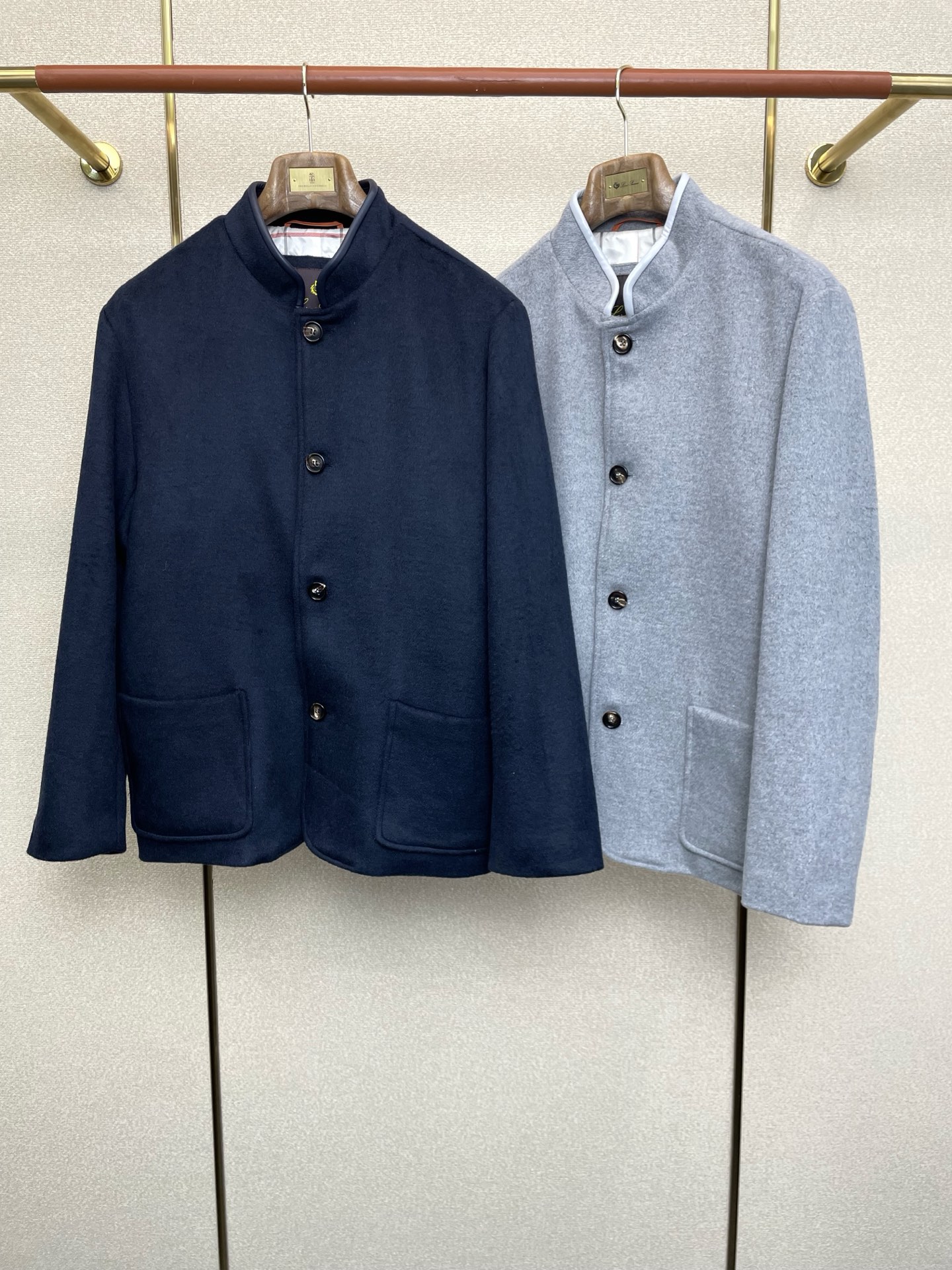 NO:611813,.LP-Loro Piana is a new style that everyone will buy!  New original men's casual cashmere jacket, high-end customization, high-end version, fashionable and versatile, popular imported fabrics, super soft and delicate to the touch, skin-friendly and comfortable to wear, high-end boutique, the upper body is exquisitely made by the factory, a must-have item for men, complete with three standards, code number 48-56,,loro piana,loro piana,jackets & coats,alexander wang19860909.LP-Loro Piana诺悠翩雅砸锅卖铁都要上的新款！新款原单男士休闲羊绒外套 高端定制 高端版本 时尚百搭爆款进口面料 手感超柔软细腻 穿着亲肤舒适 高端精品 代工厂精细做上身非常赞 男士必备单品 三标齐全 码数48-56,,loro piana,loro piana,jackets & coats,alexander wang,Men's clothing