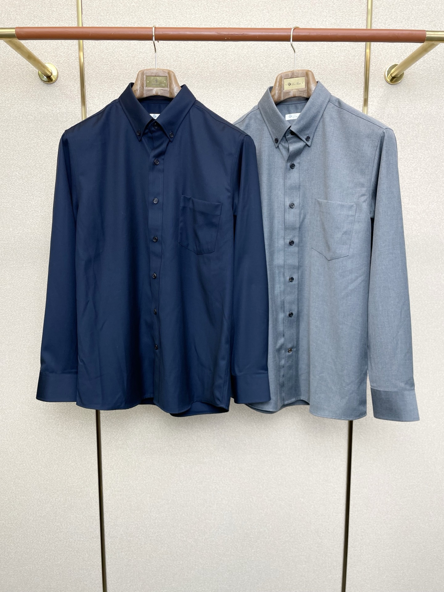 NO:611805,.LP-Loro Piana is a new style that everyone will buy!  New original men's casual shirt, high-end customization, high-end version, fashionable and versatile, popular imported fabrics, super soft and delicate to the touch, skin-friendly and comfortable to wear, high-end boutique, the upper body is finely made by the factory, very good, a must-have item for men, complete with three standards, code number 38-43,,loro piana,loro piana,shirts,alexander wang19860909.LP-Loro Piana诺悠翩雅砸锅卖铁都要上的新款！新款原单男士休闲衬衫 高端定制 高端版本 时尚百搭爆款进口面料 手感超柔软细腻 穿着亲肤舒适 高端精品 代工厂精细做上身非常赞 男士必备单品 三标齐全 码数38-43,,loro piana,loro piana,shirts,alexander wang,Men's clothing