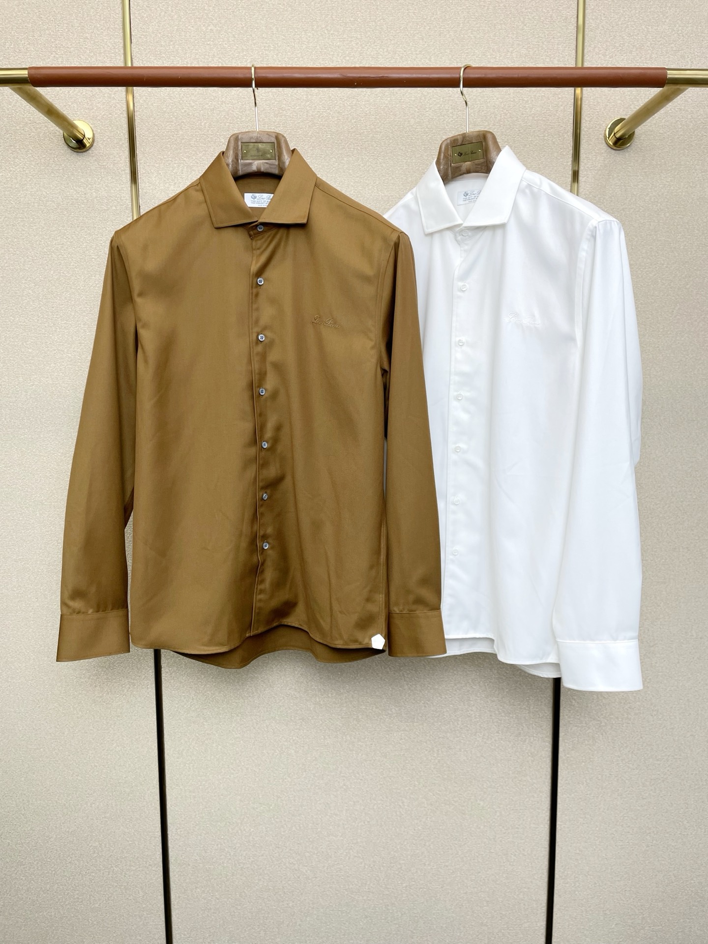 NO:611816,.LP-Loro Piana is a new style that everyone will buy!  New original men's casual shirt, high-end customization, high-end version, fashionable and versatile, popular imported fabrics, super soft and delicate to the touch, skin-friendly and comfortable to wear, high-end boutique, the upper body is finely made by the factory, very good, a must-have item for men, complete with three standards, code number 38-43,,loro piana,loro piana,shirts,alexander wang19860909.LP-Loro Piana诺悠翩雅砸锅卖铁都要上的新款！新款原单男士休闲衬衫 高端定制 高端版本 时尚百搭爆款进口面料 手感超柔软细腻 穿着亲肤舒适 高端精品 代工厂精细做上身非常赞 男士必备单品 三标齐全 码数38-43,,loro piana,loro piana,shirts,alexander wang,Men's clothing