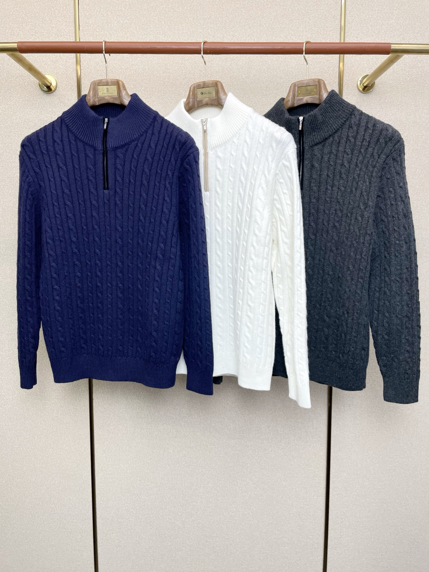 NO:611802,.LP-Loro Piana is a new style that everyone will buy!  New original men's casual sweater, high-end customization, high-end version, fashionable and versatile, popular imported fabrics, super soft and delicate to the touch, skin-friendly and comfortable to wear, high-end boutique, the upper body is finely made by the factory, very good, a must-have item for men, complete with three standards, code number 48-58,,loro piana,loro piana,sweaters,alexander wang19860909.LP-Loro Piana诺悠翩雅砸锅卖铁都要上的新款！新款原单男士休闲毛衣 高端定制 高端版本 时尚百搭爆款进口面料 手感超柔软细腻 穿着亲肤舒适 高端精品 代工厂精细做上身非常赞 男士必备单品 三标齐全 码数48-58,,loro piana,loro piana,sweaters,alexander wang,Men's clothing