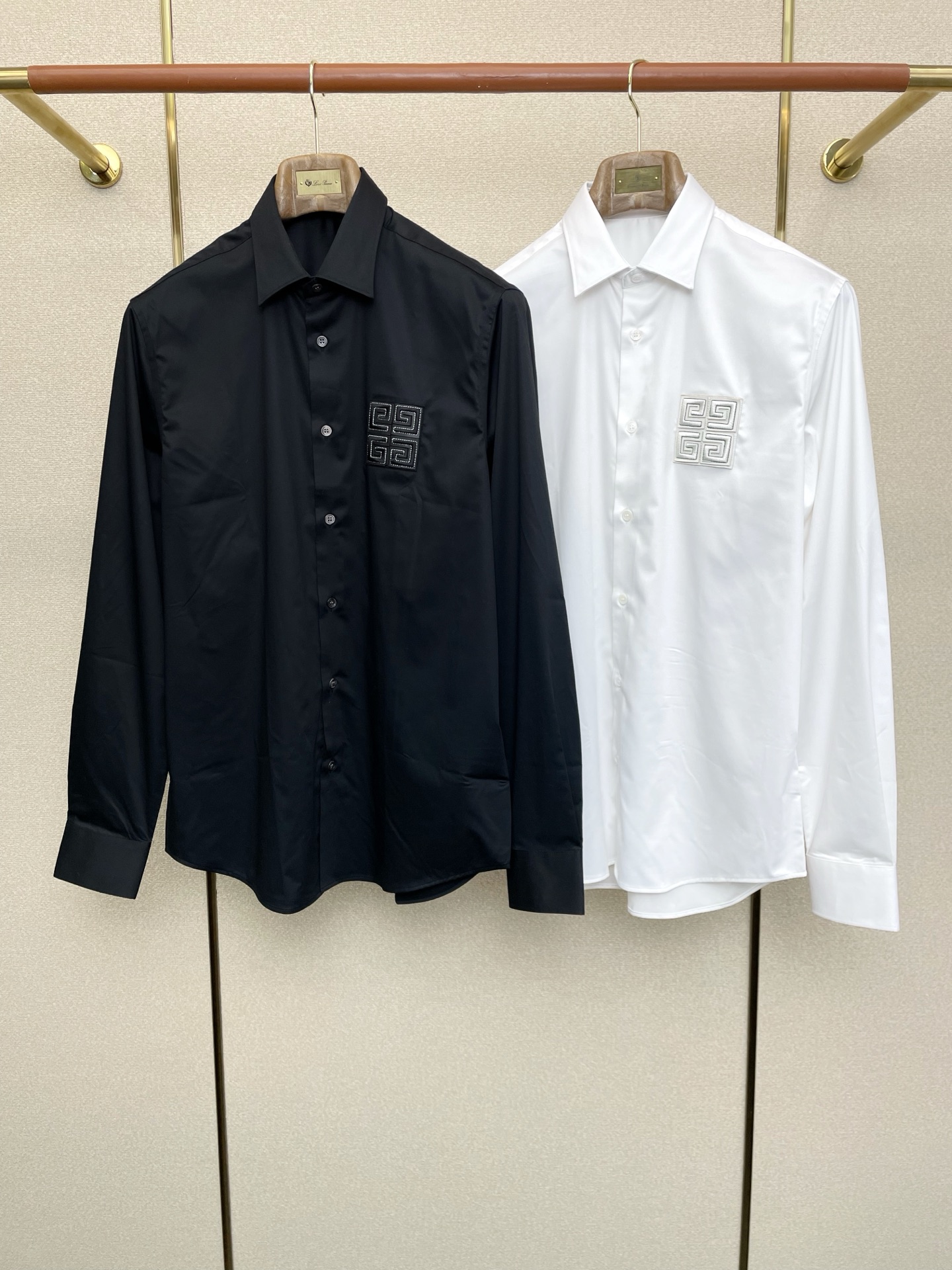 NO:611814,.Givenchy Givenchy’s new style is a must-have!  New original men's casual shirt, high-end customization, high-end version, fashionable and versatile, popular imported fabrics, super soft and delicate to the touch, skin-friendly and comfortable to wear, high-end boutique, the upper body is finely made by the factory, very good, a must-have item for men, complete with three standards, size S-2XL,,givenchy,givenchy,shirts,alexander wang19860909.Givenchy纪梵希砸锅卖铁都要上的新款！新款原单男士休闲衬衫 高端定制 高端版本 时尚百搭爆款进口面料 手感超柔软细腻 穿着亲肤舒适 高端精品 代工厂精细做上身非常赞 男士必备单品 三标齐全 码数S-2XL,,givenchy,givenchy,shirts,alexander wang,Men's clothing