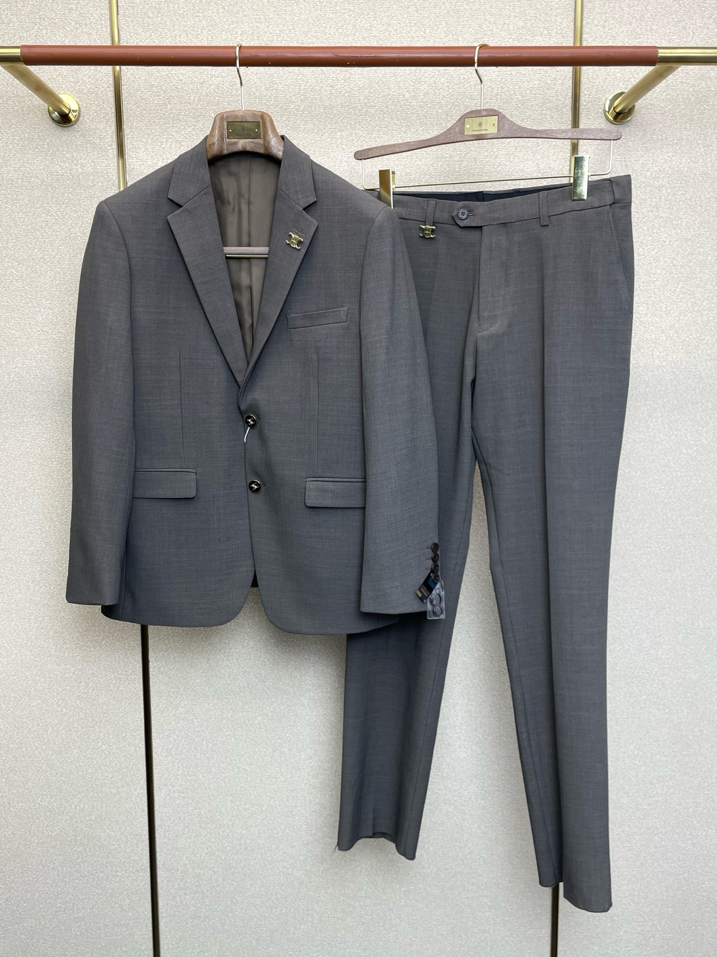 NO:611819,/Set. CELINE's new suit, ordered by foreign trade company. Simple casual suit jacket, a new style that everyone must buy!  Imported original polyester fabric, breathable, soft and warm, with a straight and drapey feel. The whole piece of clothing has been machined neatly and neatly. All hardware accessories are top-grade accessories with logos. It looks like high-end fabrics. This kind of fabric is custom-woven. There is no such thing outside. It is a good product from a regular factory. There is nothing picky about it. This kind of jacket is a regular wear and very practical. Sizes 46-56, celine, celine, jackets & coats, business  suit,alexander wang19860909/套.CELINE赛琳新款西服套装,外贸公司订单 简约休闲西装外套,砸锅卖铁都要上的新款！进口原版聚酯纤维面料,透气柔软保暖性很强,笔挺垂感十足,整件衣服车工走线整齐平整,所有五金附料都是客供带logo顶级配件 一看就是高档的面料 这种面料都是定织的 外面根本就没有 正规大厂途径出来的好货,无任何有挑剔的地方 这样的一件外套属于常备常穿的,实用性很强.尺码46-56,,celine,celine,jackets & coats,business suit,alexander wang,Men's clothing