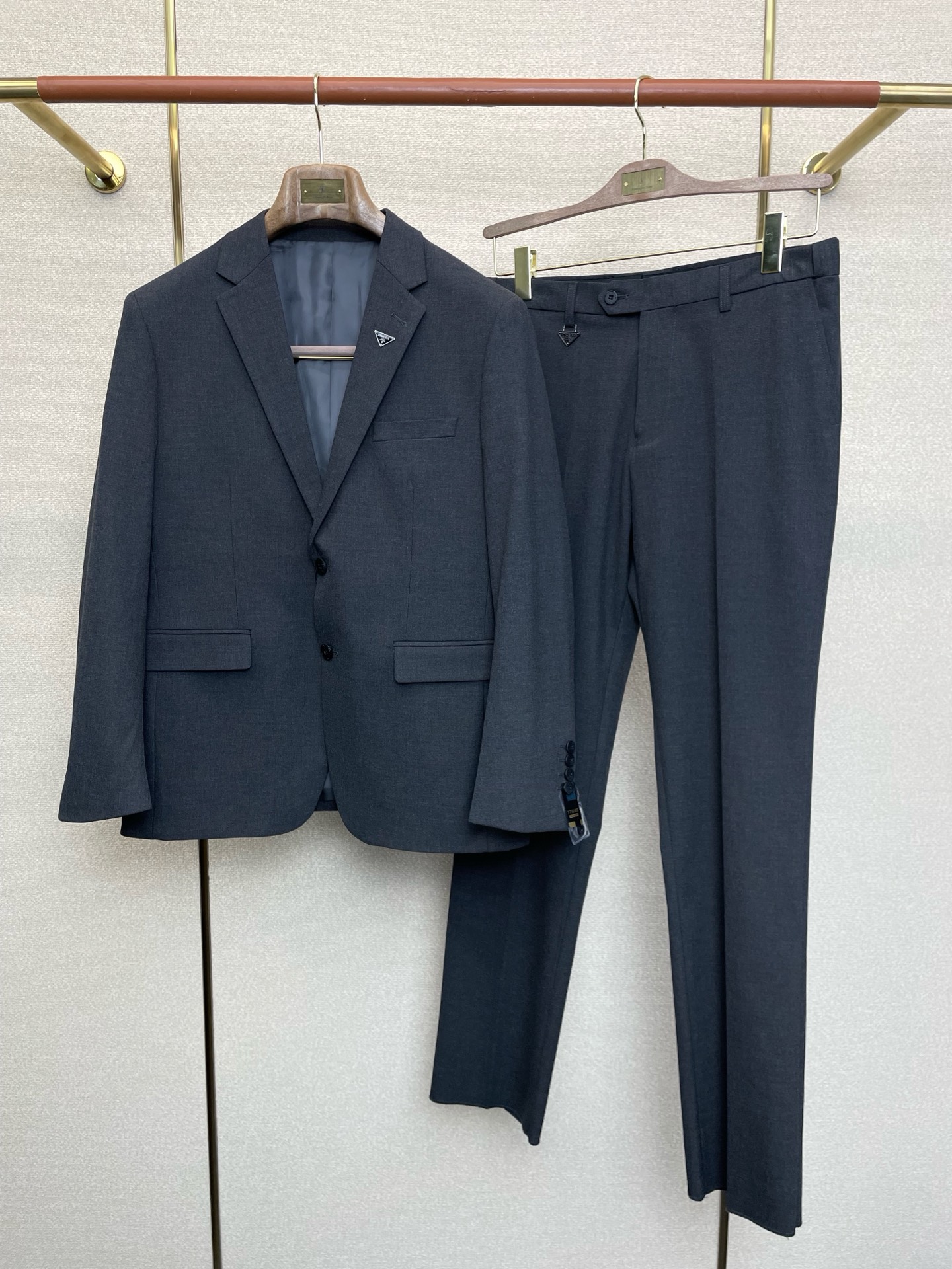 NO:611821,/Set. Prada’s new suit, ordered by a foreign trade company. Simple casual suit jacket, a new style that everyone will buy!  Imported original polyester fabric, breathable, soft and warm, with a straight and drapey feel. The whole piece of clothing has been machined neatly and neatly. All the hardware accessories are top-grade accessories with logos. It looks like high-end fabrics. This fabric is all custom-woven. There is no such thing outside. It is a good product from a regular large factory. There is nothing picky about it. This kind of jacket is a regular wear and very practical. Sizes 46-56, prada, prada, jackets & coats, business  suit,alexander wang19860909/套.Prada普拉达新款西服套装,外贸公司订单 简约休闲西装外套,砸锅卖铁都要上的新款！进口原版聚酯纤维面料,透气柔软保暖性很强,笔挺垂感十足,整件衣服车工走线整齐平整,所有五金附料都是客供带logo顶级配件 一看就是高档的面料 这种面料都是定织的 外面根本就没有 正规大厂途径出来的好货,无任何有挑剔的地方 这样的一件外套属于常备常穿的,实用性很强.尺码46-56,,prada,prada,jackets & coats,business suit,alexander wang,Men's clothing