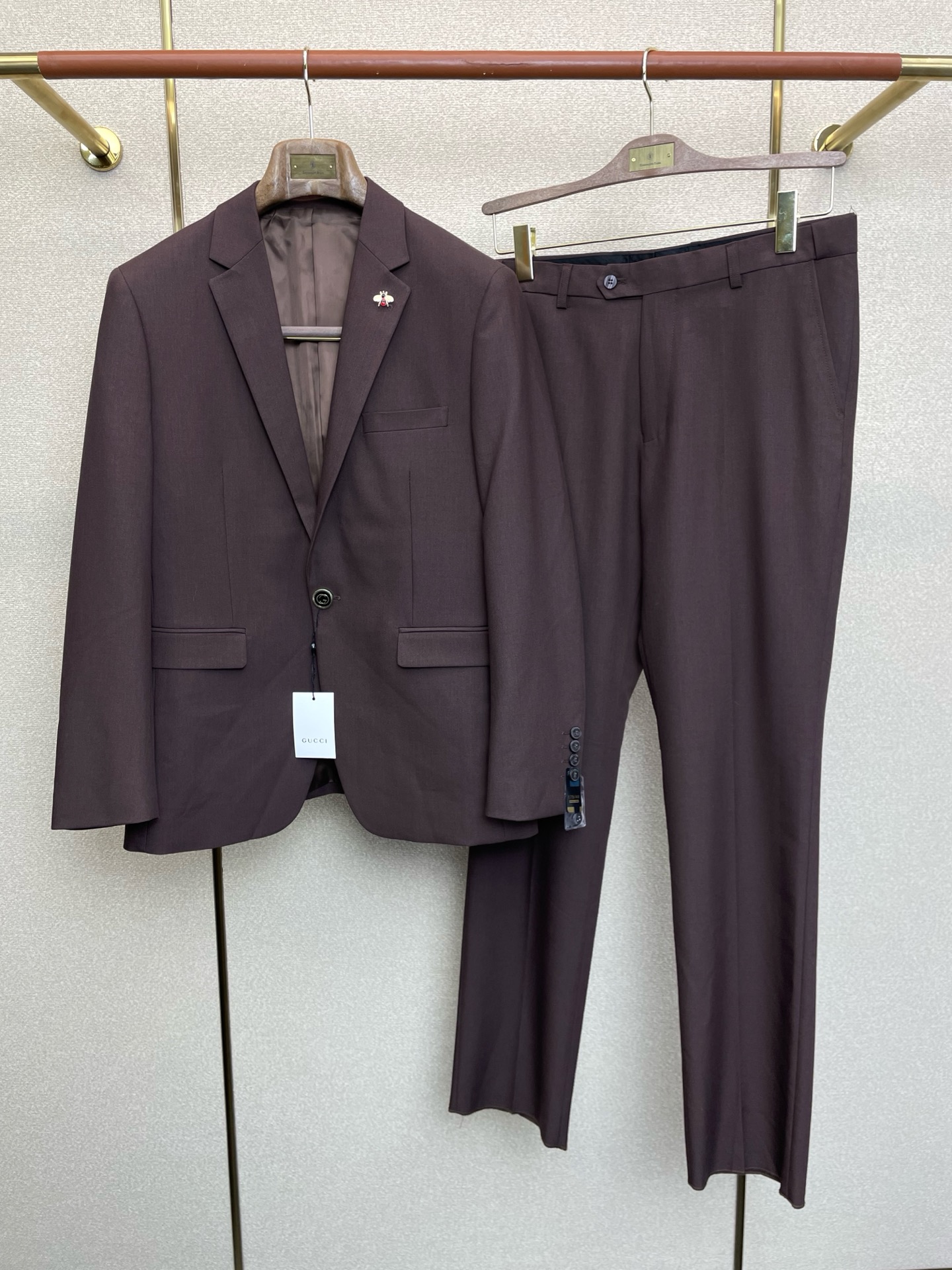 NO:611823,/Set. Gucci’s new suit, ordered by a foreign trade company. Simple casual suit jacket, a new style that everyone must buy!  Imported original polyester fabric, breathable, soft and warm, with a straight and drapey feel. The whole piece of clothing has been machined neatly and neatly. All the hardware accessories are top-grade accessories with logos. It looks like high-end fabrics. This kind of fabric is custom-woven. There is no such thing outside. It is a good product from a regular factory. There is nothing picky about it. This kind of coat is a regular wear and very practical. Sizes 46-56, gucci, gucci, jackets & coats, business  suit,alexander wang19860909/套.Gucci古驰新款西服套装,外贸公司订单 简约休闲西装外套,砸锅卖铁都要上的新款！进口原版聚酯纤维面料,透气柔软保暖性很强,笔挺垂感十足,整件衣服车工走线整齐平整,所有五金附料都是客供带logo顶级配件 一看就是高档的面料 这种面料都是定织的 外面根本就没有 正规大厂途径出来的好货,无任何有挑剔的地方 这样的一件外套属于常备常穿的,实用性很强.尺码46-56,,gucci,gucci,jackets & coats,business suit,alexander wang,Men's clothing