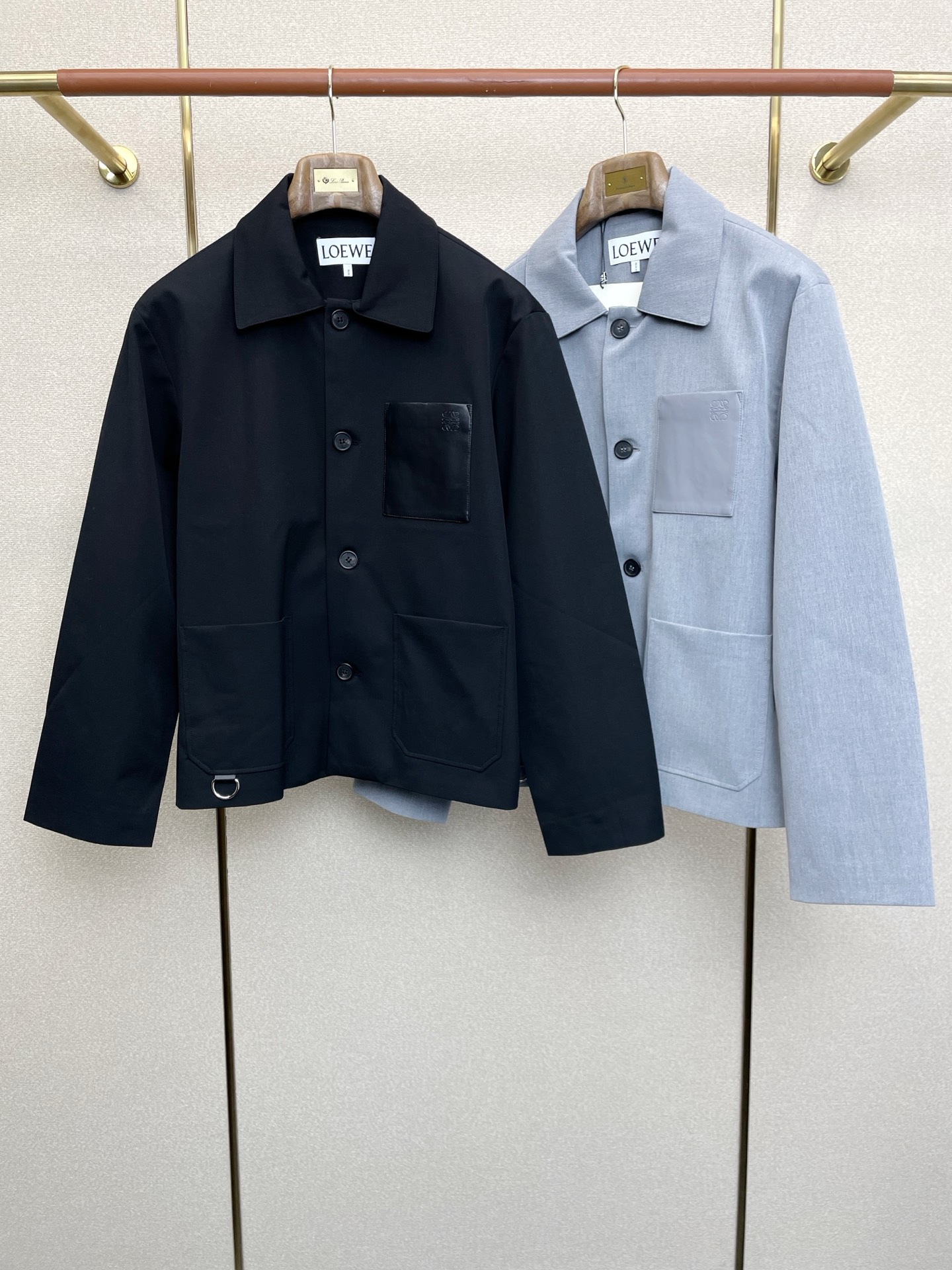 NO:611815,.LOEWE Luo Yiwei's new style is a must-have! The latest fashionable lapel jacket, a jacket with classic design and great appearance. The quality is impeccable and you can buy it directly due to quality control. It is a high-end product that cannot be faulted! You can feel its powerful aura through the detailed pictures. It has a remarkable effect of gathering heat and keeping warm, so you don’t have to worry about getting a little chilly! Both fashionable and functional, the whole style looks more luxurious! Size 36.38.40.42,,loewe,loewe,jackets & coats,jackets & coats,alexander wang19860909.LOEWE罗意威砸锅卖铁都要上的新款！最新时尚翻领夹克 经典设计感与颜值爆棚的外套,品质更是无法挑剔品控可以直接入手,不容过错的高端臻品！通过细节图片便可感受到它强悍的气场,聚温保暖效果显著,完全不用担心会有一点寒意！时尚与功能性兼备,整款显得更加的奢华大气！ 尺码36.38.40.42,,loewe,loewe,jackets & coats,jackets & coats,alexander wang,Men's clothing