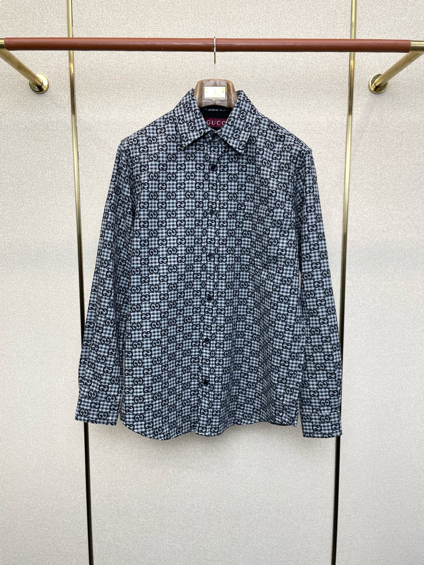 NO:611812,.Gucci Gucci’s new style is a must-have! The latest fashionable denim shirt, denim soft fabric jacquard shirt jacket, a jacket with classic design and great appearance. The quality is impeccable and quality control can be purchased directly. It is a high-end product that cannot be faulted! You can feel its powerful aura through the detailed pictures. It has a remarkable effect of gathering heat and keeping warm, so you don’t have to worry about getting a little chilly! Both fashionable and functional, the whole style looks more luxurious! Size 42.44.46.48,,gucci,gucci,jackets & coats,alexander wang19860909.Gucci古驰砸锅卖铁都要上的新款！最新时尚牛仔衬衣 牛仔软布提花衬衣外套 经典设计感与颜值爆棚的外套,品质更是无法挑剔品控可以直接入手,不容过错的高端臻品！通过细节图片便可感受到它强悍的气场,聚温保暖效果显著,完全不用担心会有一点寒意！时尚与功能性兼备,整款显得更加的奢华大气！ 尺码42.44.46.48,,gucci,gucci,jackets & coats,alexander wang,Men's clothing