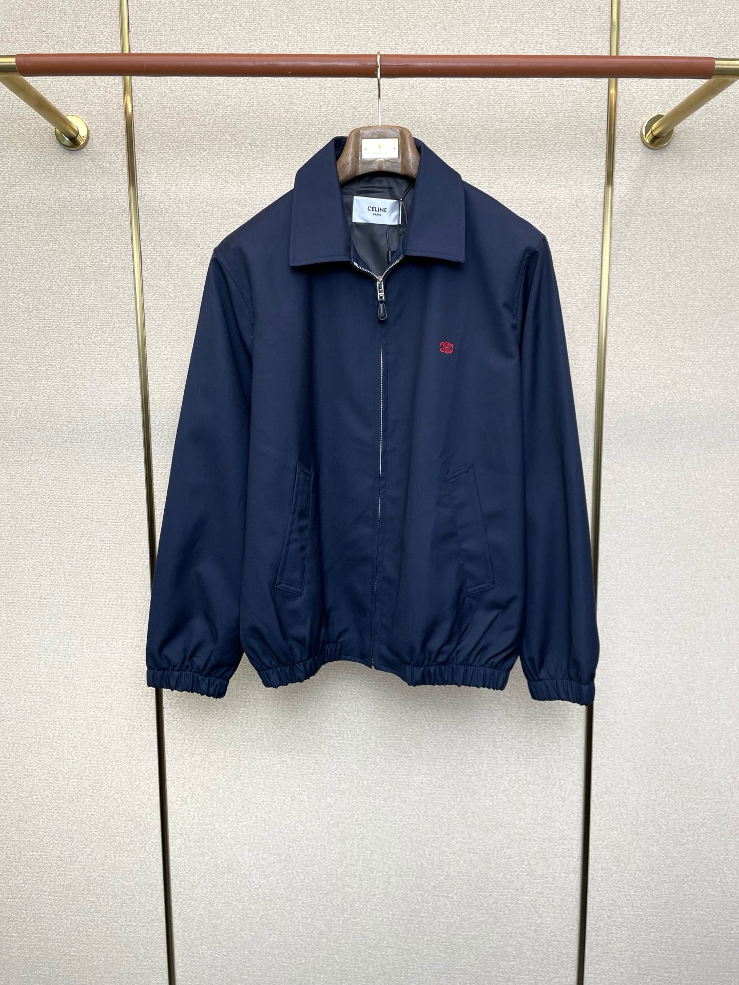 NO:611833,.CELINE’s new style is a must-have! The latest jacket has a classic design and an eye-catching design. The quality is impeccable and the quality control can be purchased directly. It is a high-end product that cannot be faulted! You can feel its powerful aura through the detailed pictures. The imported fabric has a remarkable heat-containing effect, so you don’t have to worry about getting a little chilly! Both fashionable and functional, the whole style looks more luxurious! Sizes S-XL,,celine,celine,jackets & coats,alexander wang19860909.CELINE赛琳砸锅卖铁都要上的新款！最新夹克 经典设计与颜值爆棚的设计 品质更是无法挑剔品控可以直接入手,不容过错的高端臻品！通过细节图片便可感受到它强悍的气场,进口面料 聚温保暖效果显著,完全不用担心会有一点寒意！时尚与功能性兼备,整款显得更加的奢华大气！ 尺码S-XL,,celine,celine,jackets & coats,alexander wang,Men's clothing