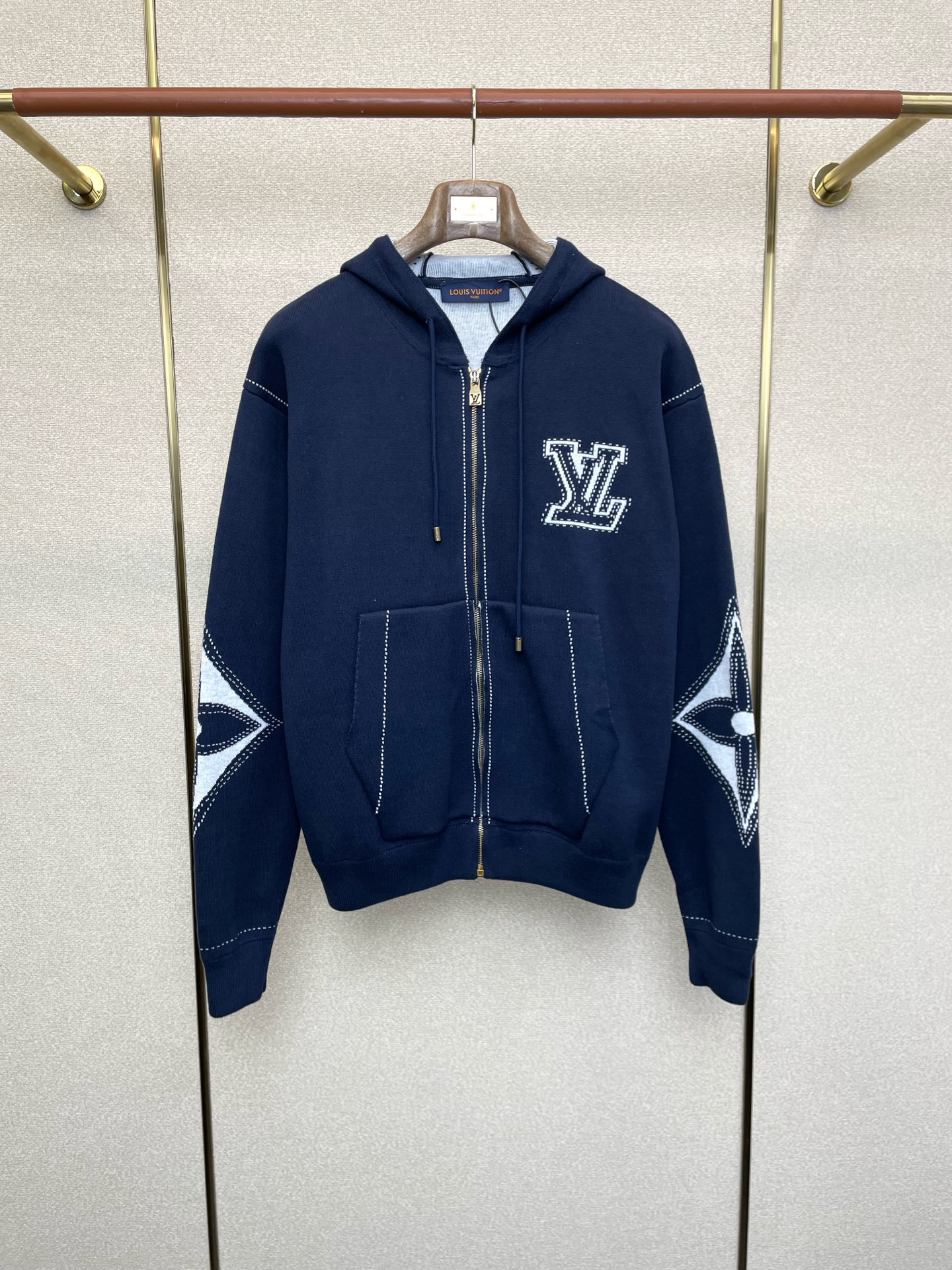 NO:611818,.Louis Vuitton Louis Vuitton’s new style is a must-have! The latest sweater jackets have classic designs and stunning looks. The quality is impeccable and quality control allows you to buy it directly. It is a high-end product that cannot be faulted! You can feel its powerful aura through the detailed pictures. The imported fabric has a remarkable heat-containing effect, so you don’t have to worry about getting a little chilly! Both fashionable and functional, the whole style looks more luxurious! Sizes S-XL,,louis vuitton,louis vuitton,jackets & coats,sweaters,alexander wang19860909.Louis Vuitton路易威登砸锅卖铁都要上的新款！最新毛衣外套 经典设计与颜值爆棚的设计 品质更是无法挑剔品控可以直接入手,不容过错的高端臻品！通过细节图片便可感受到它强悍的气场,进口面料 聚温保暖效果显著,完全不用担心会有一点寒意！时尚与功能性兼备,整款显得更加的奢华大气！ 尺码S-XL,,louis vuitton,louis vuitton,jackets & coats,sweaters,alexander wang,Men's clothing