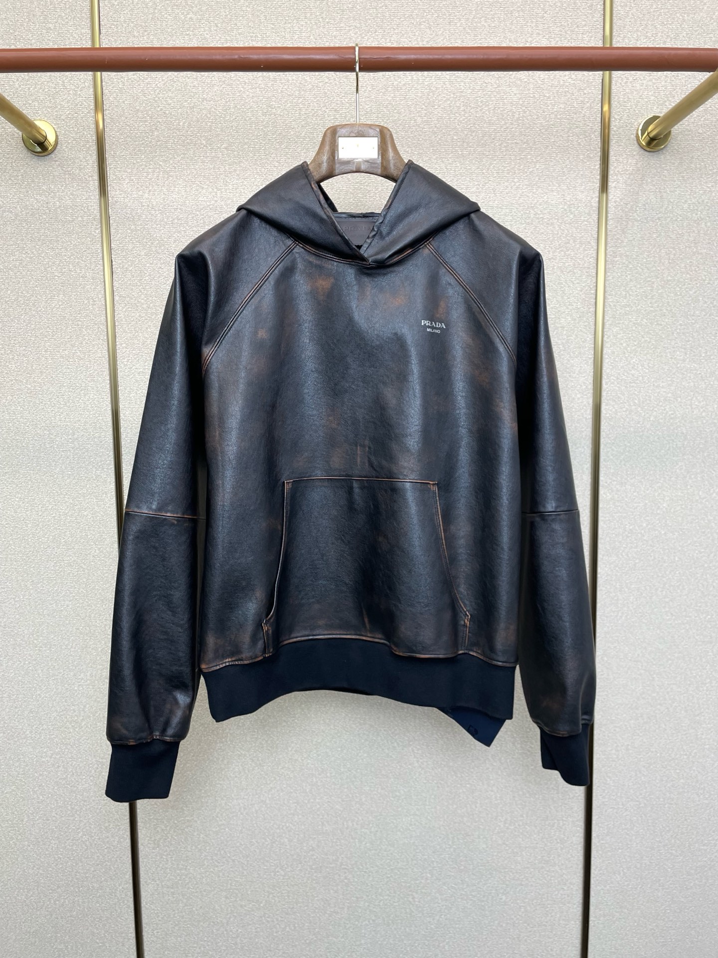 NO:611817,.Prada is a new model that will sell everything! The latest hooded sweatshirt, hooded raglan long-sleeved sweatshirt and leather jacket, the same style as the stars! Classic design and stunningly beautiful design. The quality is impeccable and quality control allows you to buy it directly. It is a high-end product that cannot be faulted! You can feel its powerful aura through the detailed pictures. The imported fabric has a remarkable heat-containing effect, so you don’t have to worry about getting a little chilly! Both fashionable and functional, the whole style looks more luxurious! Size S-XL,,prada,prada,hoodie,sweatshirts,leather jacket,hats,alexander wang19860909.Prada普拉达砸锅卖铁都要上的新款！最新连帽卫衣 连帽插肩长袖卫衣皮衣 明星同款！经典设计与颜值爆棚的设计 品质更是无法挑剔品控可以直接入手,不容过错的高端臻品！通过细节图片便可感受到它强悍的气场,进口面料 聚温保暖效果显著,完全不用担心会有一点寒意！时尚与功能性兼备,整款显得更加的奢华大气！ 尺码S-XL,,prada,prada,hoodie,sweatshirts,leather jacket,hats,alexander wang,Men's clothing