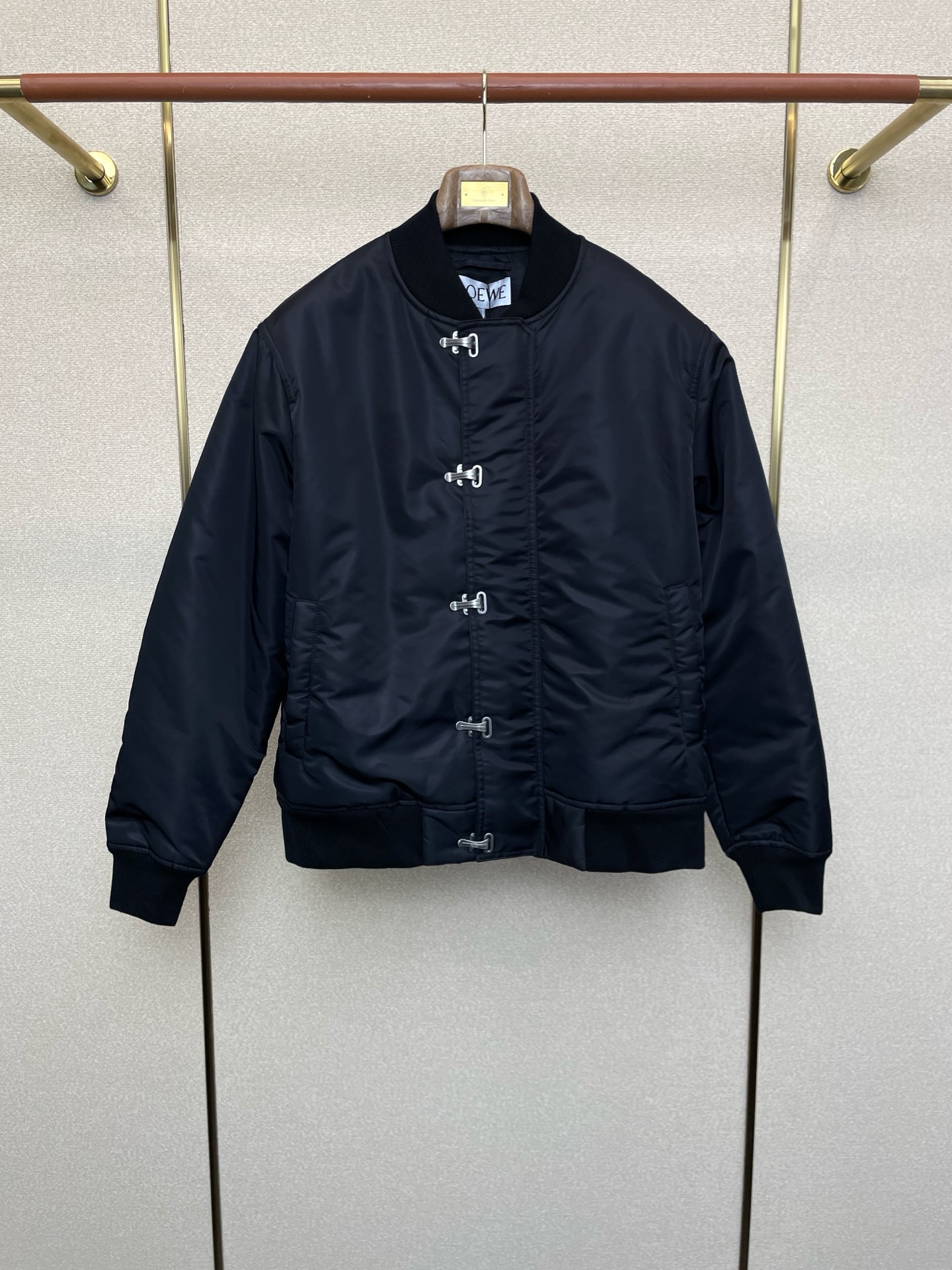 NO:611838,.LOEWE Luo Yiwei's new style is a must-have! The latest jackets, hook-button twill nylon jackets, classic design and stunning appearance. The quality is impeccable and quality control allows you to buy it directly. It is a high-end product that cannot be faulted! You can feel its powerful aura through the detailed pictures. The imported fabric has a remarkable heat-containing effect, so you don’t have to worry about getting a little chilly! Both fashionable and functional, the whole style looks more luxurious! Size M-XXL,,loewe,loewe,jackets & coats,jackets & coats,alexander wang19860909.LOEWE罗意威砸锅卖铁都要上的新款！最新夹克外套 钩扣斜纹尼龙夹克外套 经典设计与颜值爆棚的设计 品质更是无法挑剔品控可以直接入手,不容过错的高端臻品！通过细节图片便可感受到它强悍的气场,进口面料 聚温保暖效果显著,完全不用担心会有一点寒意！时尚与功能性兼备,整款显得更加的奢华大气！ 尺码M-XXL,,loewe,loewe,jackets & coats,jackets & coats,alexander wang,Men's clothing