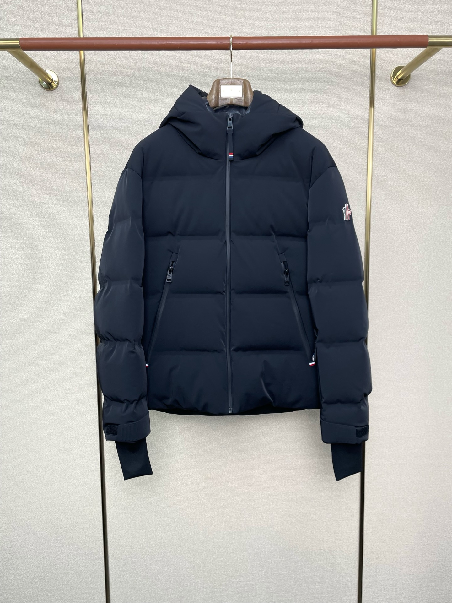 。羽绒服- Moncler蒙口💥砸锅卖铁都要上的新款！新款羽绒服 贸易公司渠道稀出，降温天气必备的保暖单