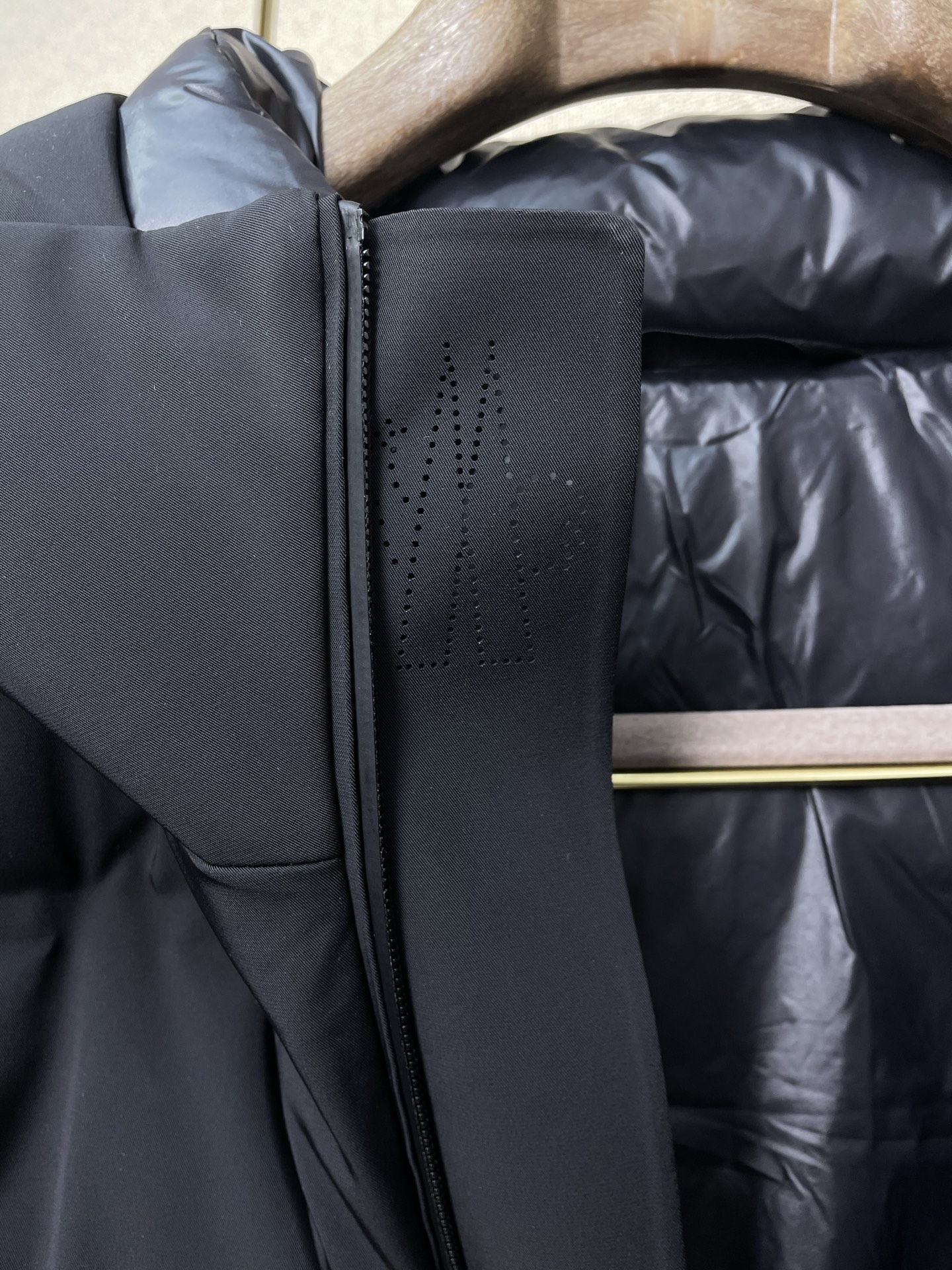 。羽绒服- Moncler蒙口💥砸锅卖铁都要上的新款！新款羽绒服 贸易公司渠道稀出，降温天气必备的保暖单