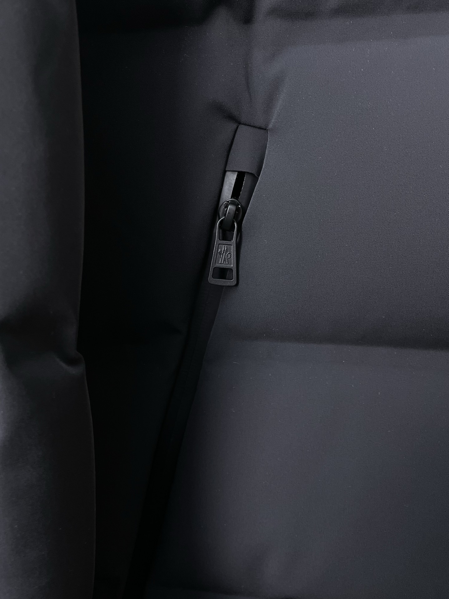 。羽绒服- Moncler蒙口💥砸锅卖铁都要上的新款！新款羽绒服 贸易公司渠道稀出，降温天气必备的保暖单