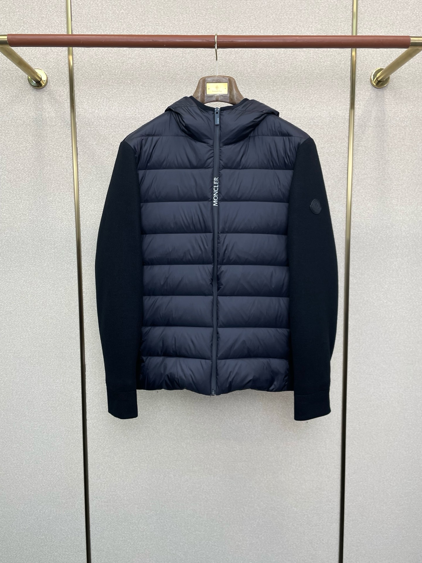 。羽绒服- Moncler蒙口💥砸锅卖铁都要上的新款！新款羽绒服 贸易公司渠道稀出，降温天气必备的保暖单