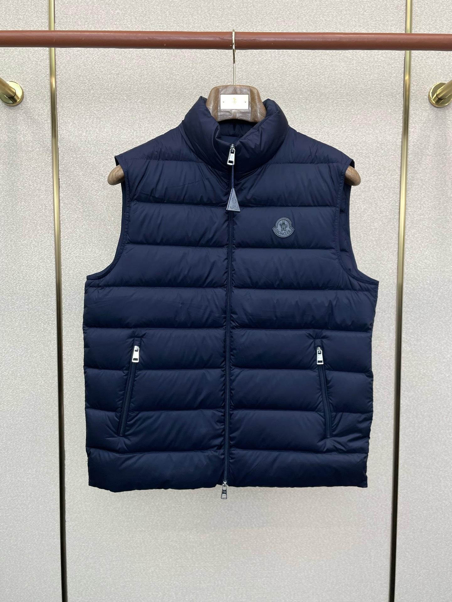 。羽绒服- Moncler蒙口💥砸锅卖铁都要上的新款！新款羽绒马甲 贸易公司渠道稀出，降温天气必备的保暖