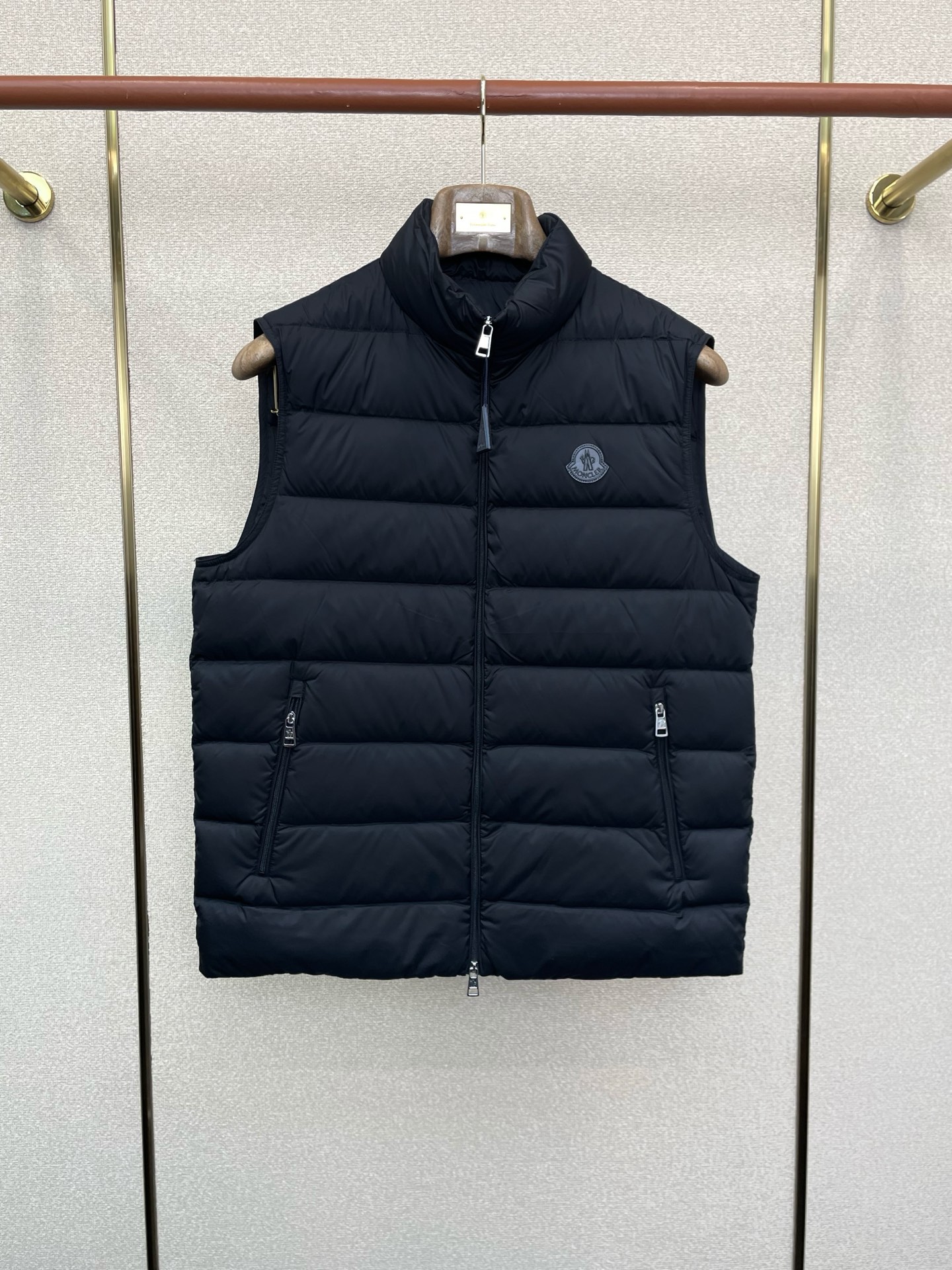 。羽绒服- Moncler蒙口💥砸锅卖铁都要上的新款！新款羽绒马甲 贸易公司渠道稀出，降温天气必备的保暖